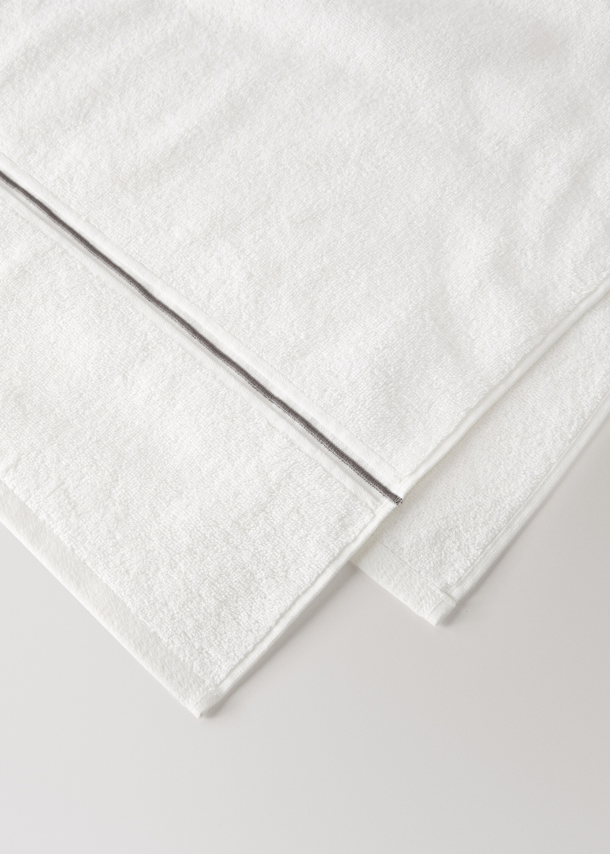 Cotton shower towel with embroidered scalloped border - Details of the article 1, White. Ref: 27001573-00.