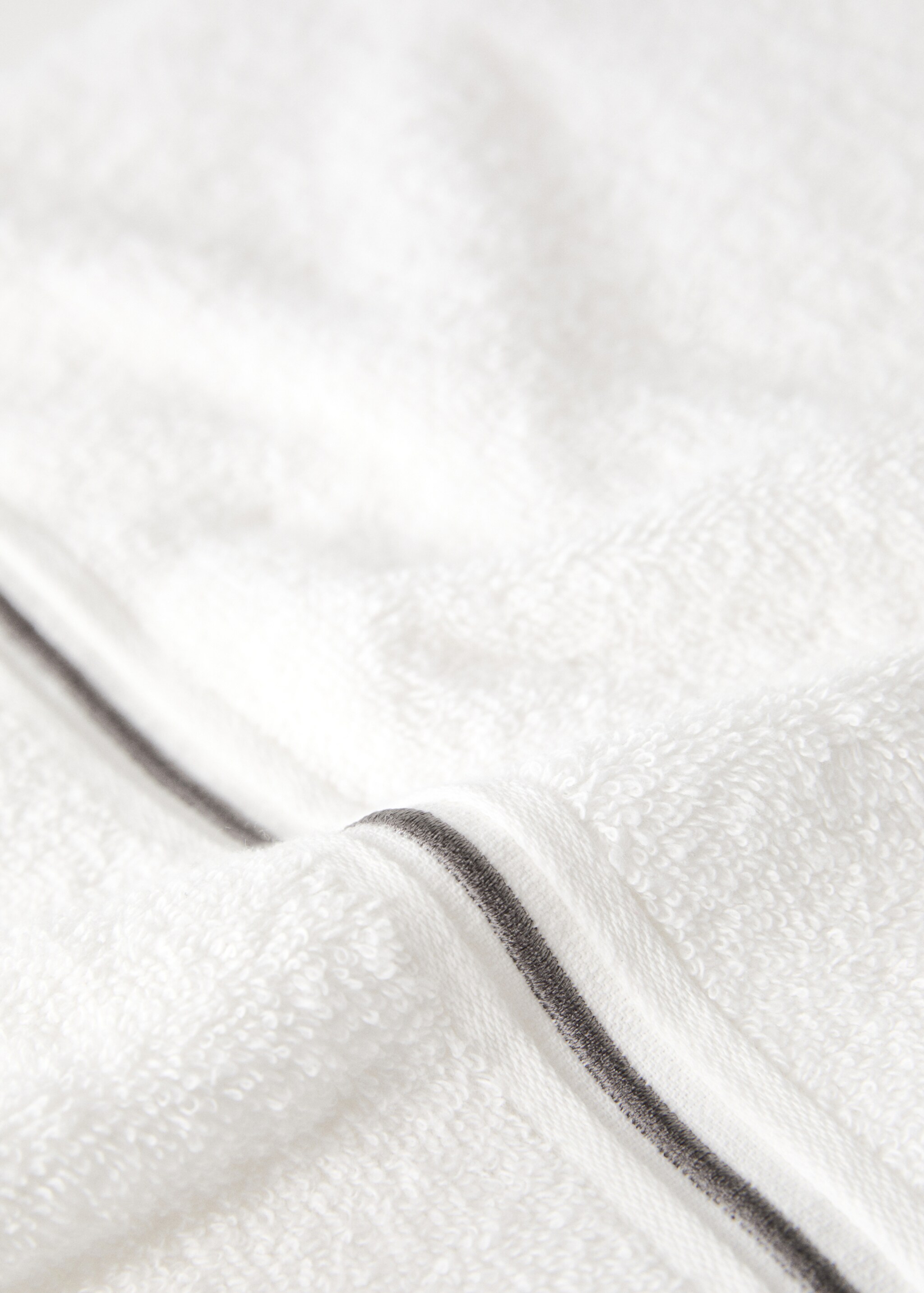 Cotton shower towel with embroidered scalloped border - Details of the article 3, White. Ref: 27001573-00.