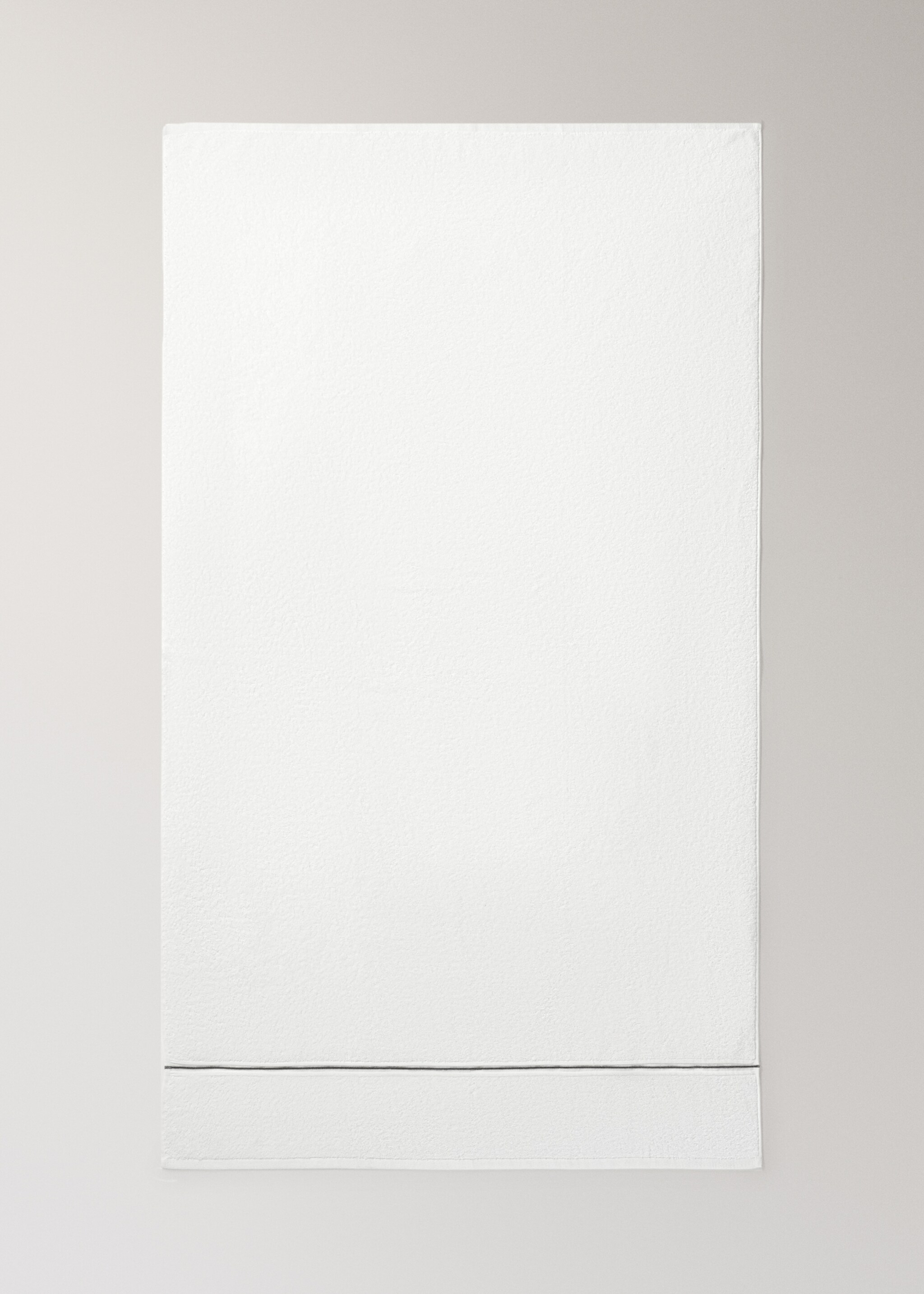 Cotton shower towel with embroidered scalloped border - Details of the article 4, White. Ref: 27001573-00.