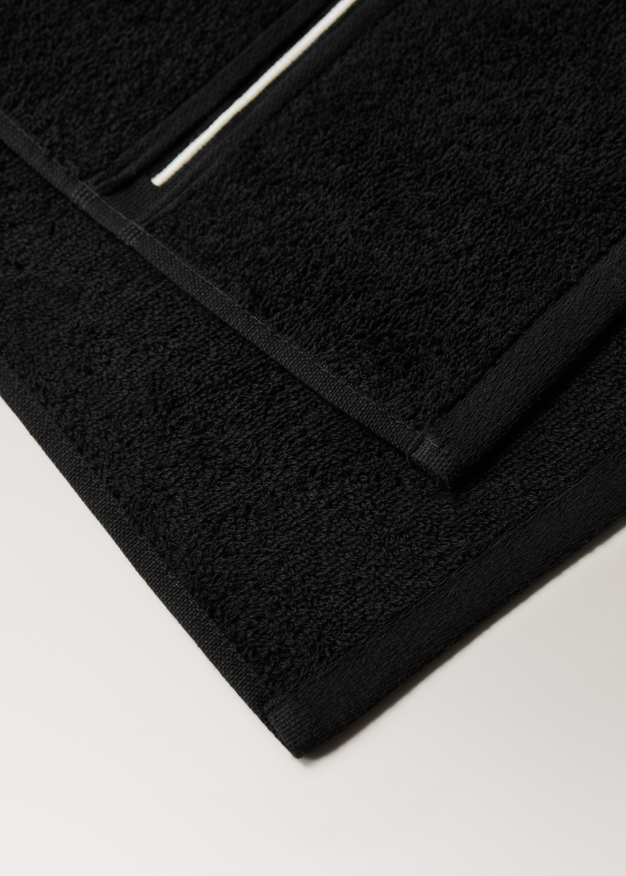 Cotton shower towel with embroidered scalloped border - Details of the article 2, Black. Ref: 27001573-00.
