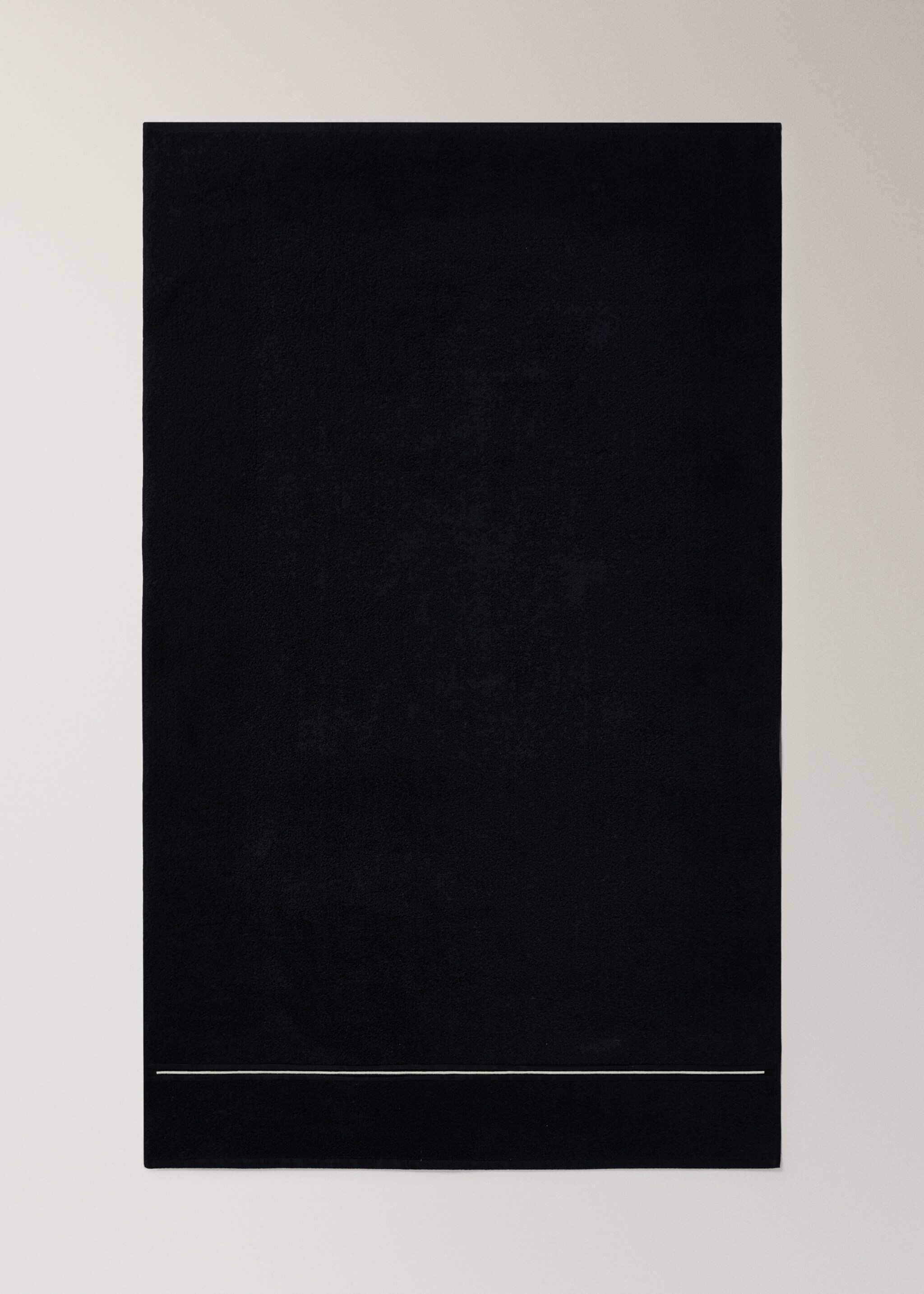 Cotton shower towel with embroidered scalloped border - Details of the article 3, Black. Ref: 27001573-00.