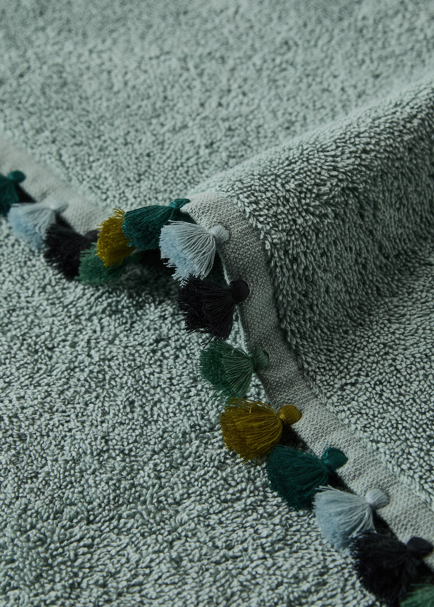 Cotton terry hand towel with pom-pom detail - Details of the article 1