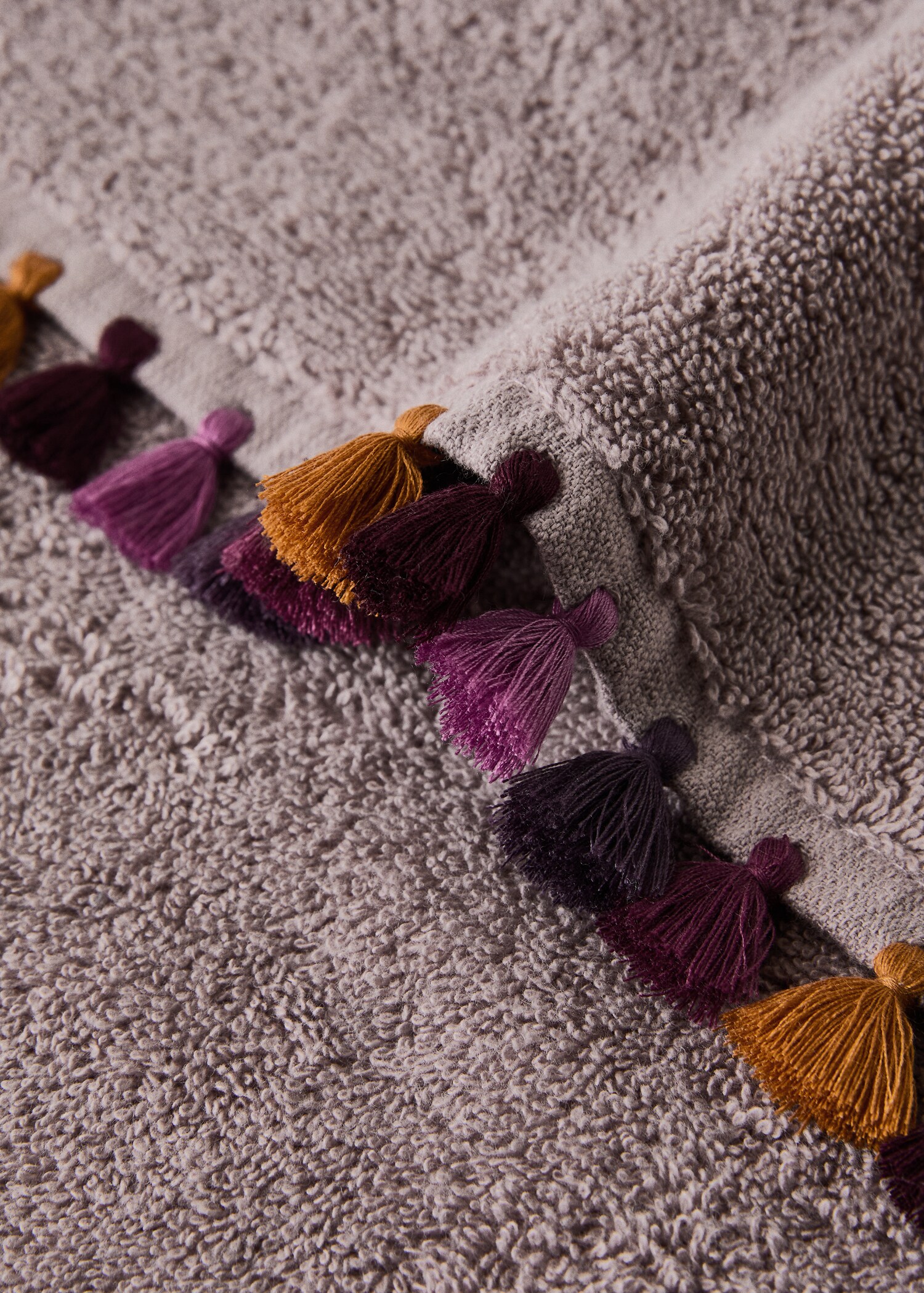 Cotton terry hand towel with pom-pom detail - Details of the article 1