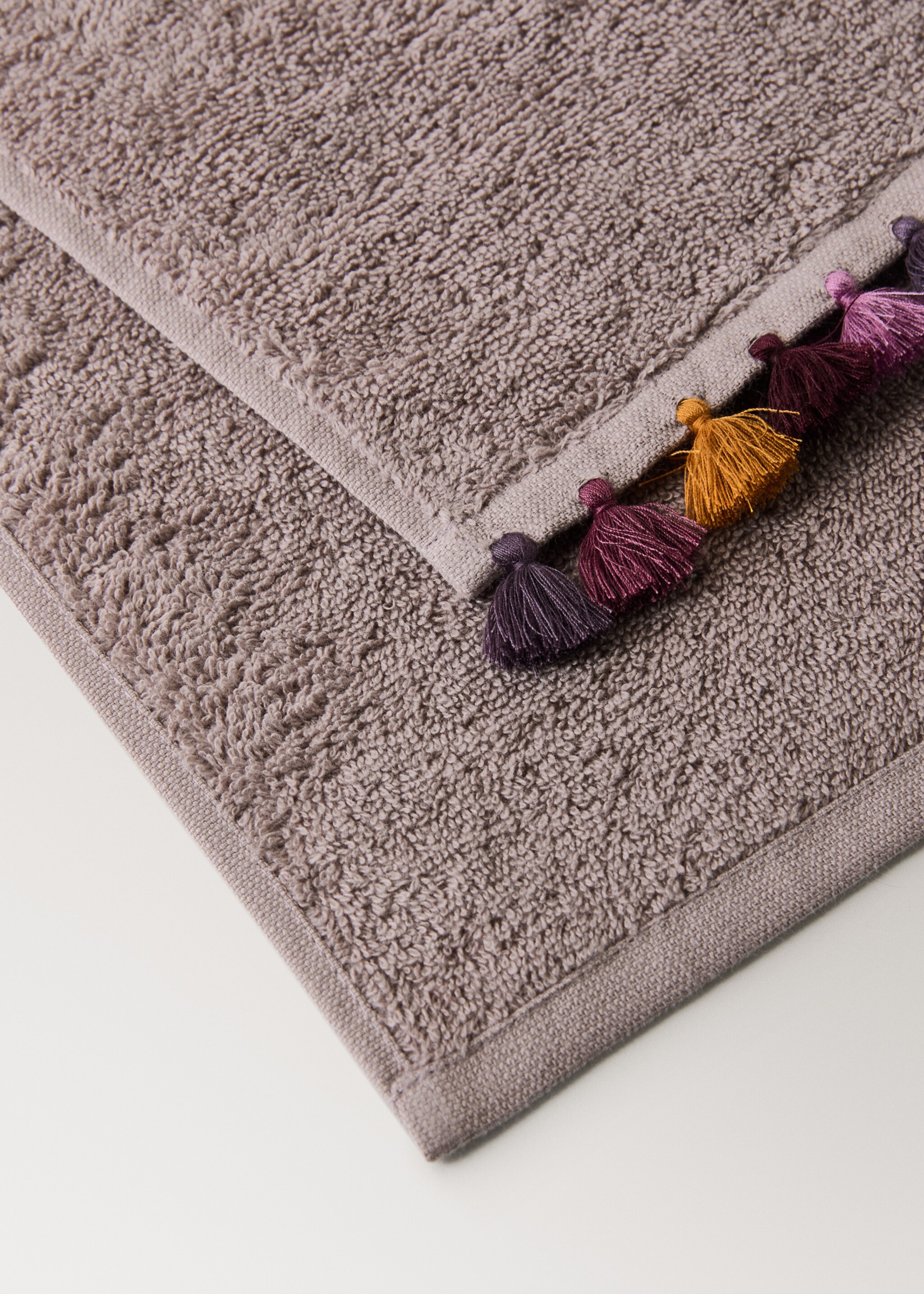 Cotton terry bath towel with pom-pom detail - Details of the article 2, Lavender. Ref: 27001576-00.