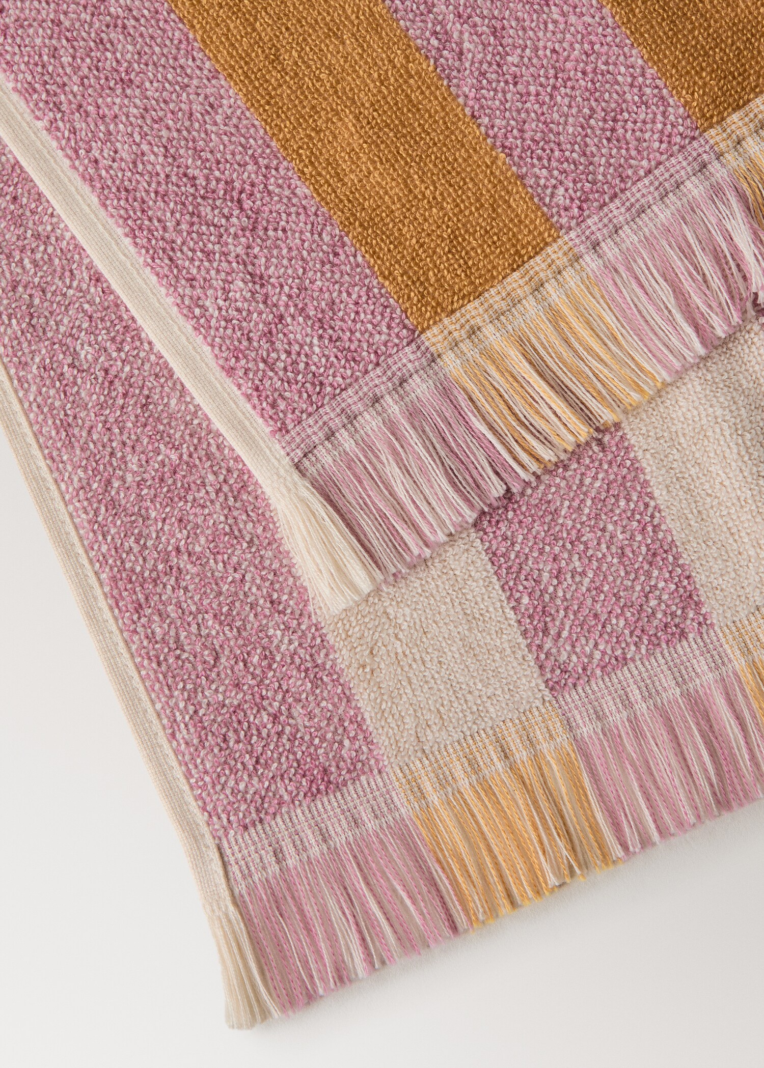 Cotton hand towel with striped pattern and fringes - Details of the article 2