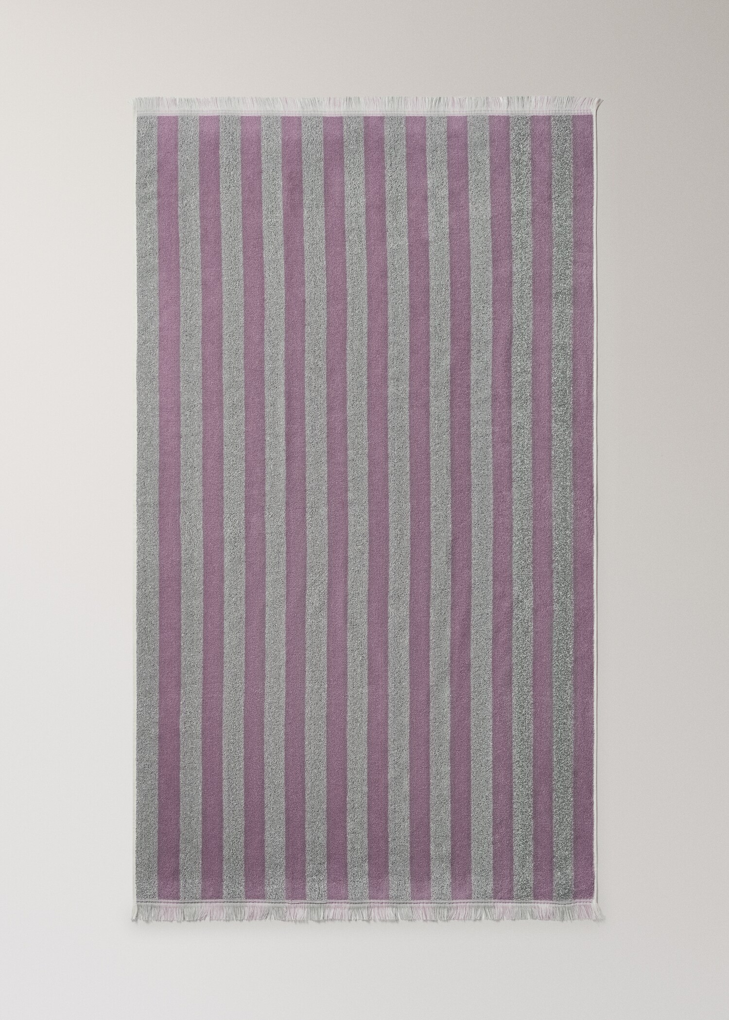 Cotton bath towel with striped pattern and coloured fringes - Details of the article 3