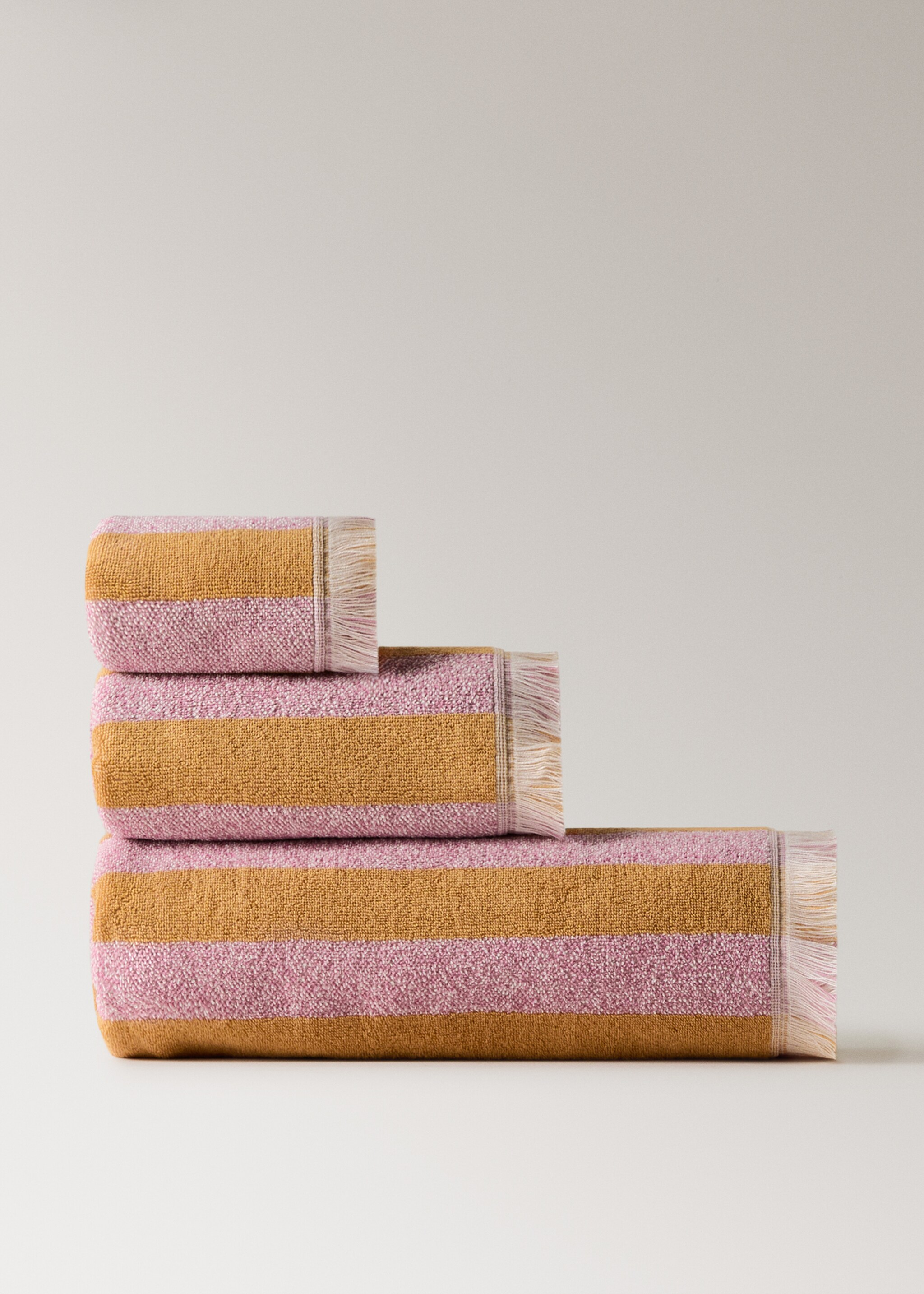 Cotton bath towel with striped pattern and coloured fringes - Article without model, Pale Pink. Ref: 27001579-00.