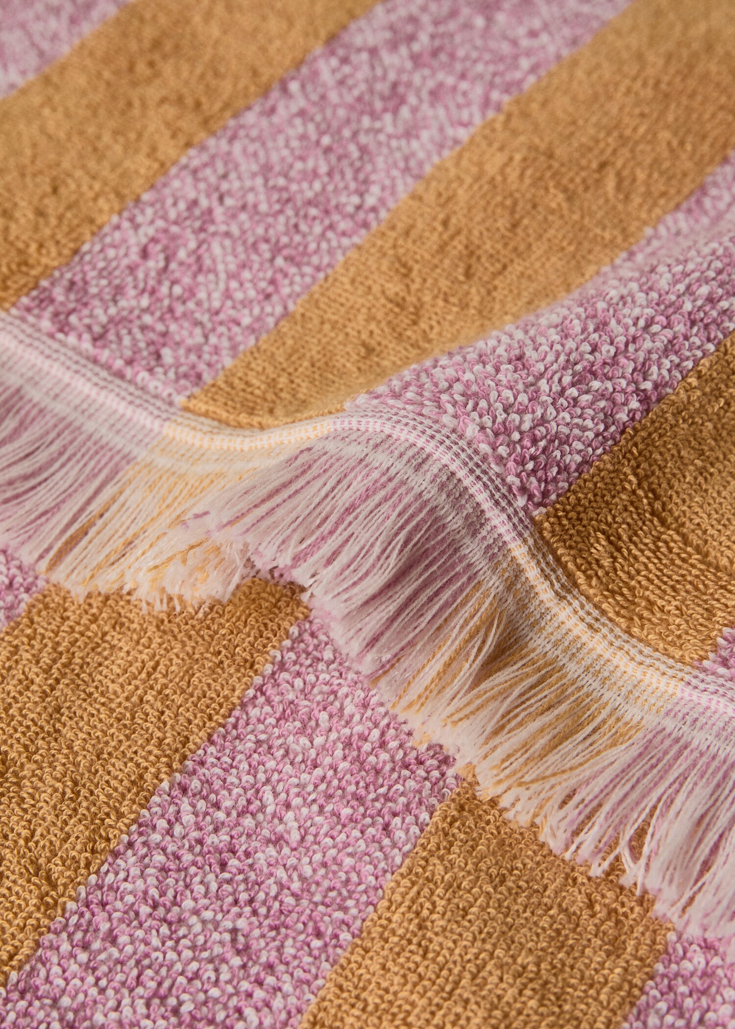 Cotton bath towel with striped pattern and coloured fringes - Details of the article 1