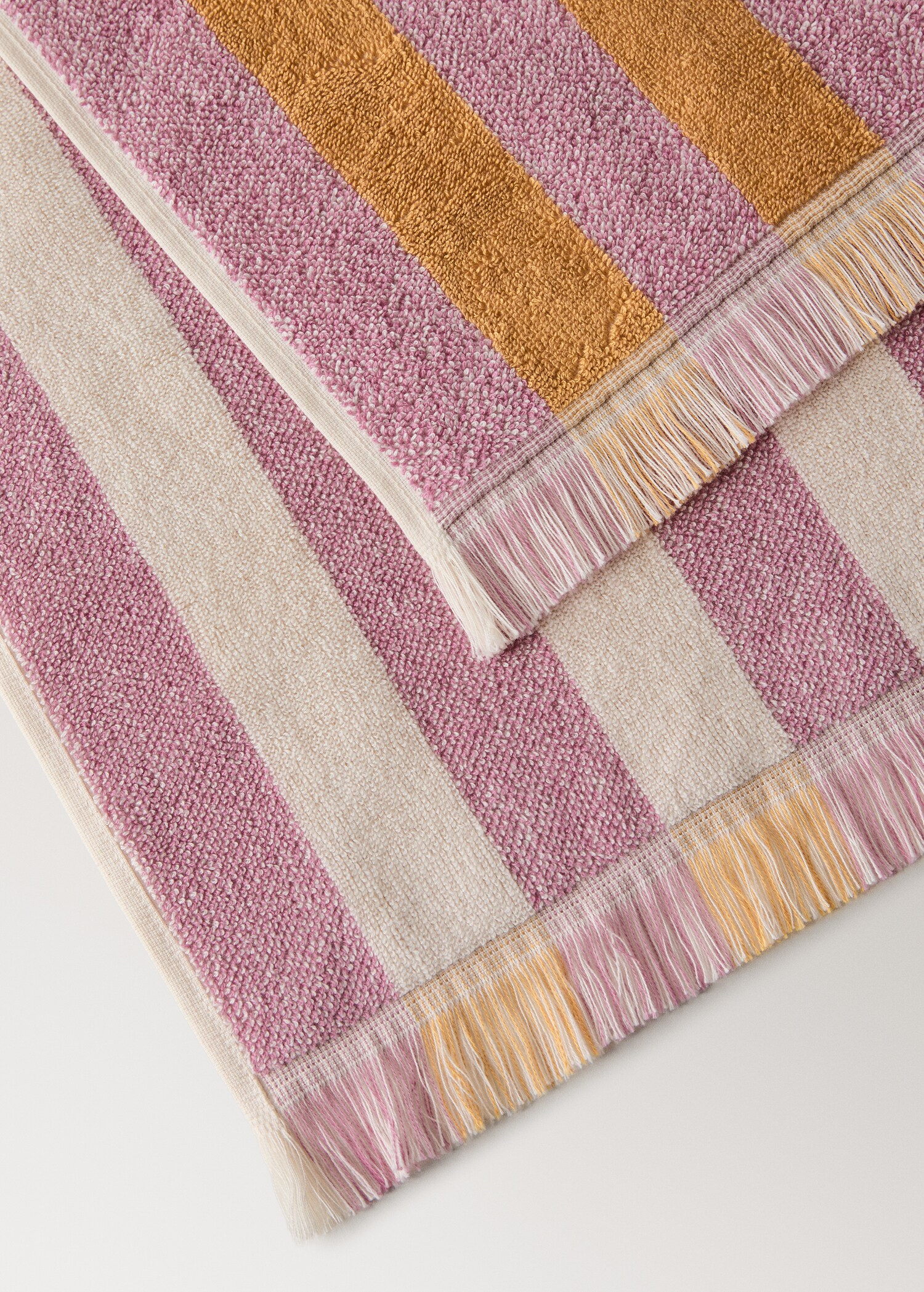 Cotton bath towel with striped pattern and coloured fringes - Details of the article 2