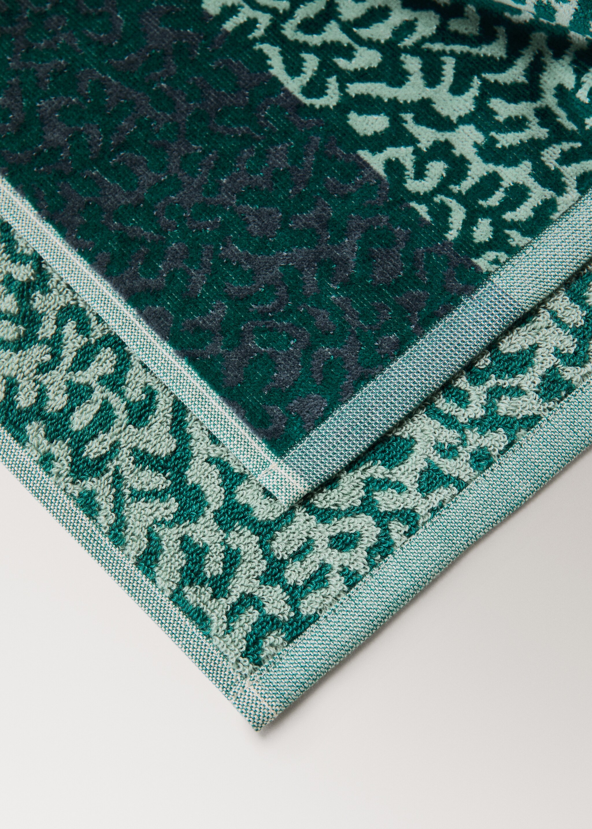 Jacquard cotton terry animal pattern hand towel - Details of the article 2, Aqua Green. Ref: 27001580-00.