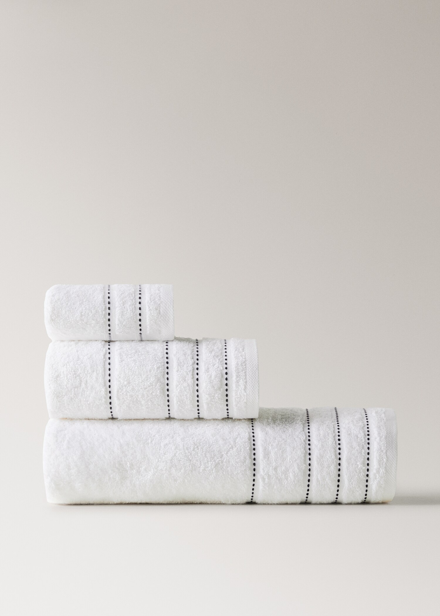 Cotton guest towel with embroidered dots - Article without model
