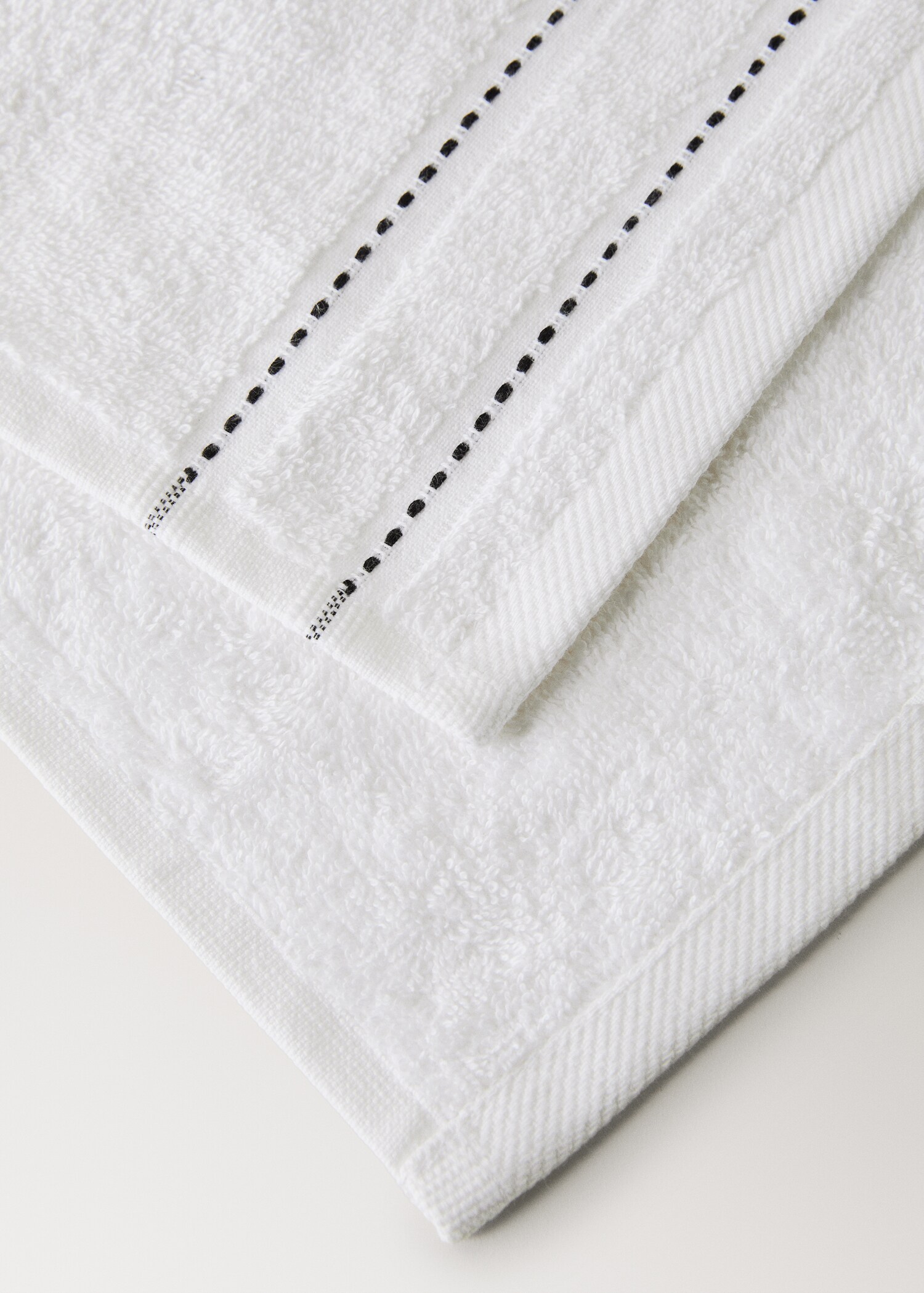 Cotton guest towel with embroidered dots - Details of the article 2