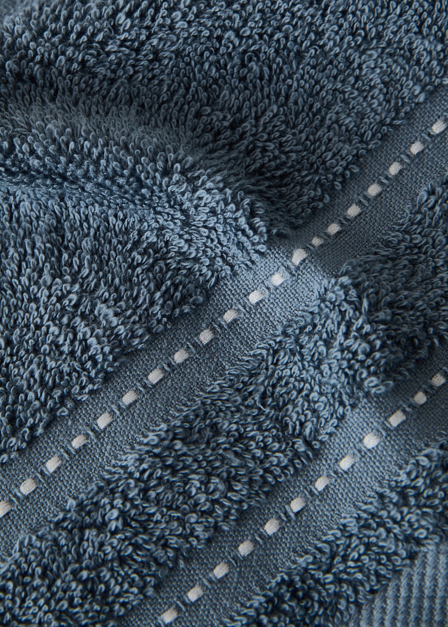 Cotton guest towel with embroidered dots - Details of the article 1