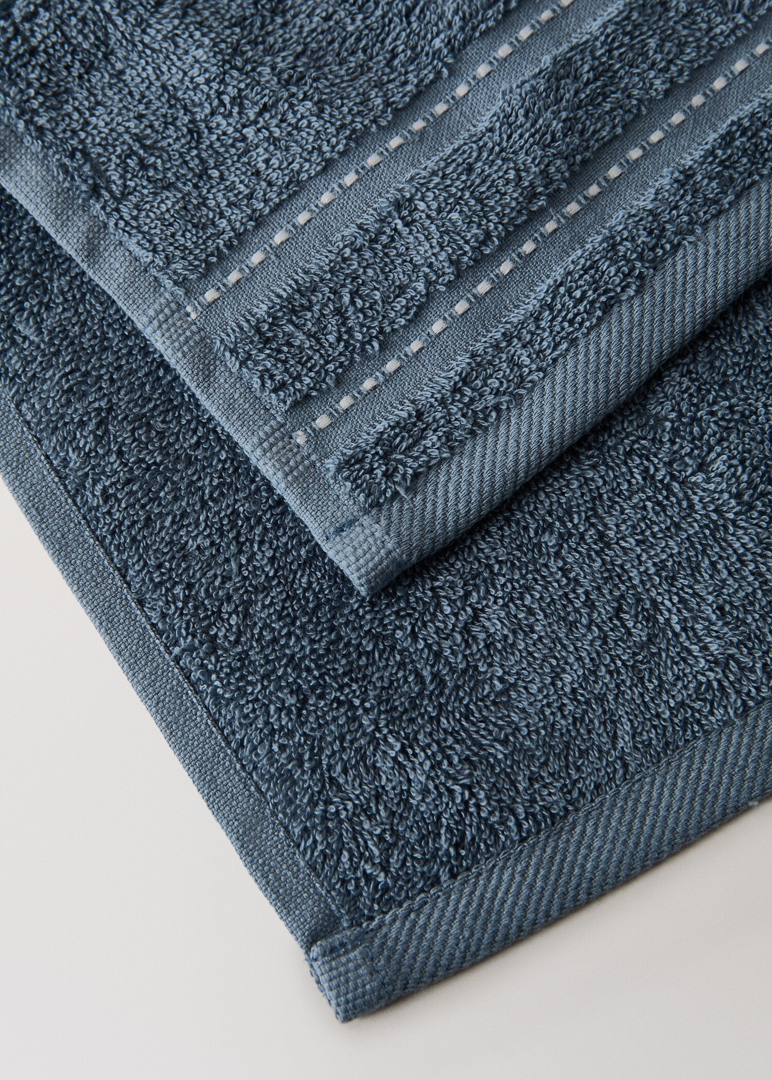 Cotton guest towel with embroidered dots - Details of the article 2