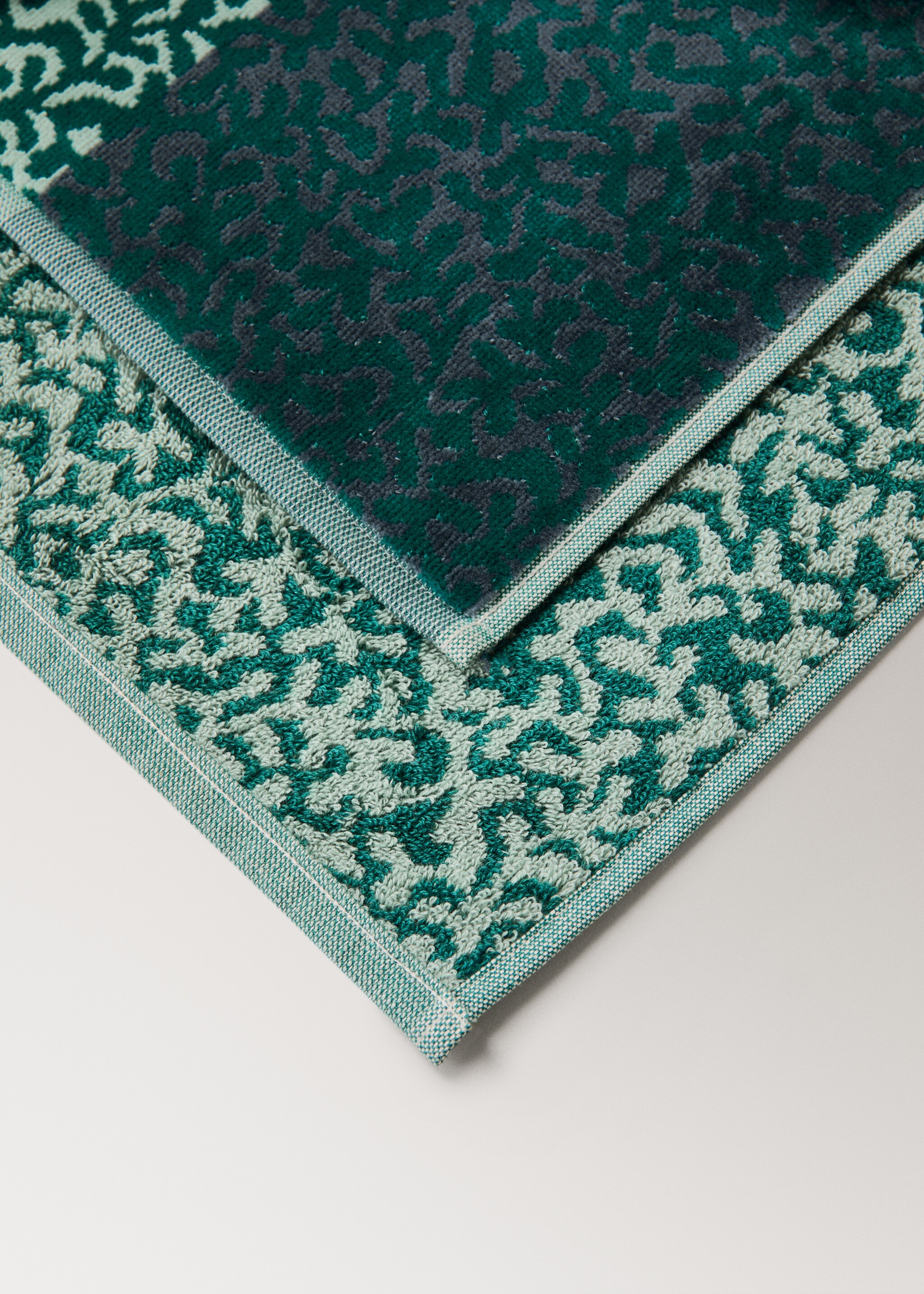 Animal print jacquard cotton terry washcloth - Details of the article 2, Aqua Green. Ref: 27001583-00.