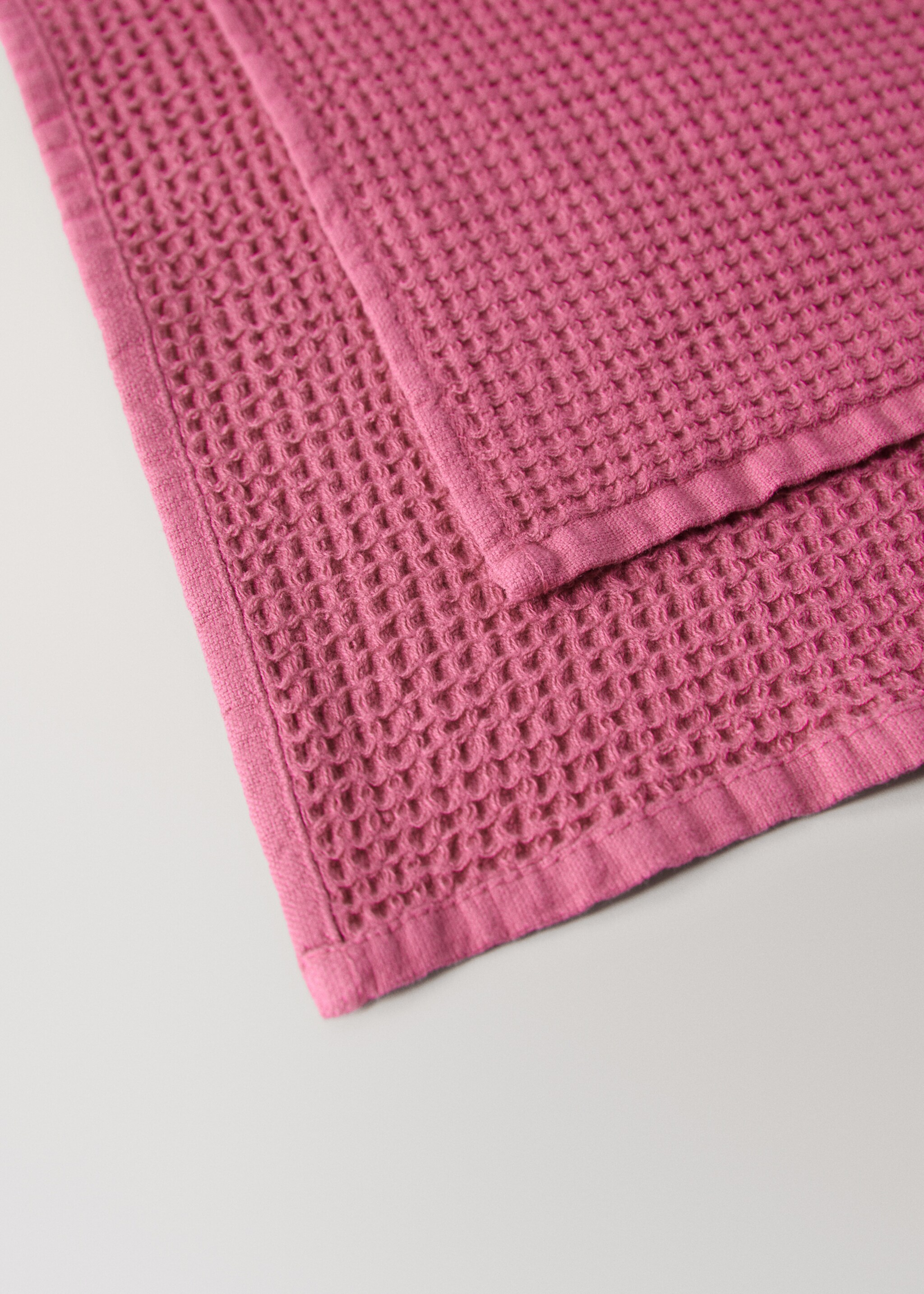 Waffle texture washbasin towel - Details of the article 2, Medium Pink. Ref: 27001596-00.