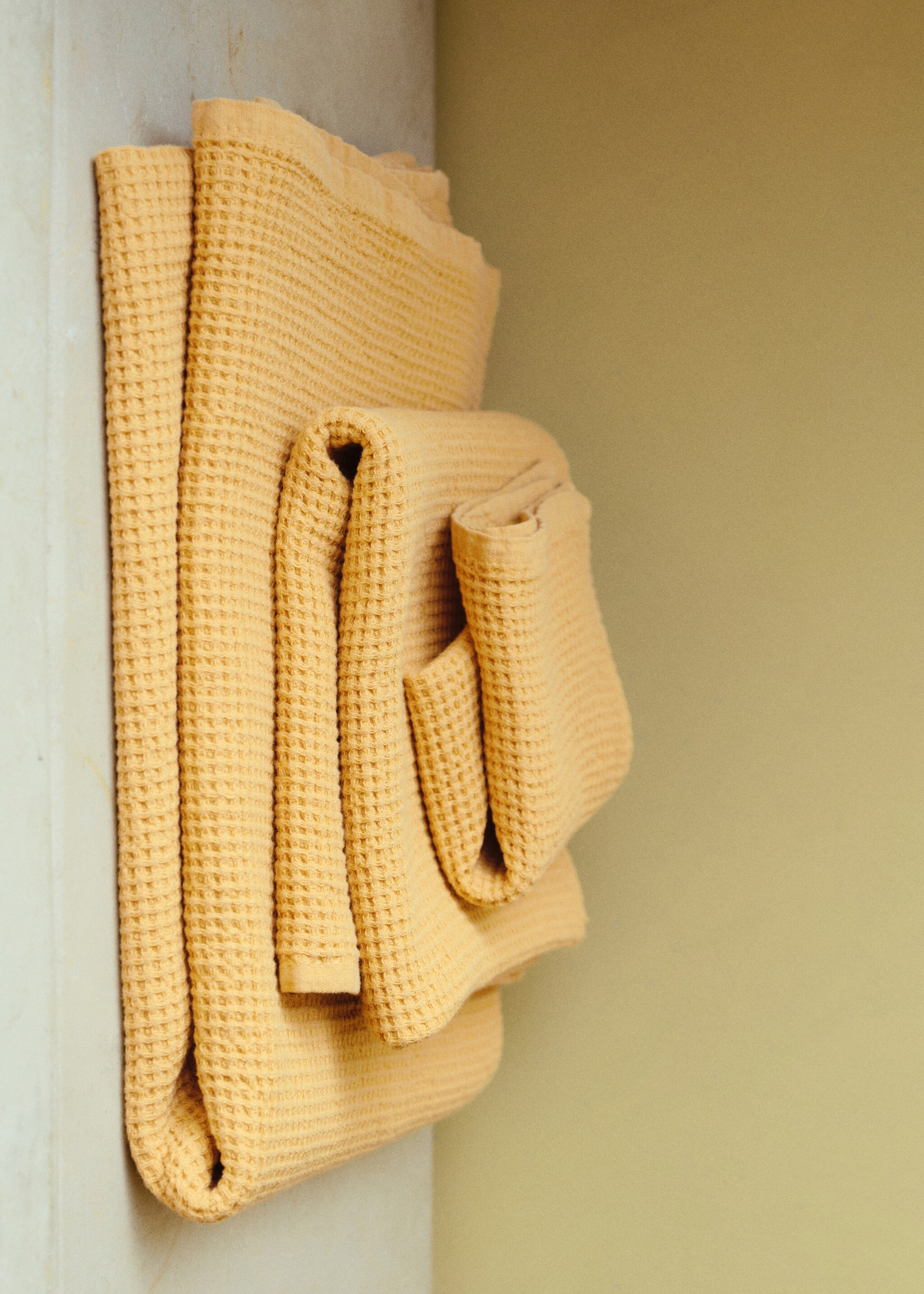 Badhanddoek van katoen met mini waffle-structuur, garment-washed - Detail van het artikel 6, Geel. Ref: 27001597-00.