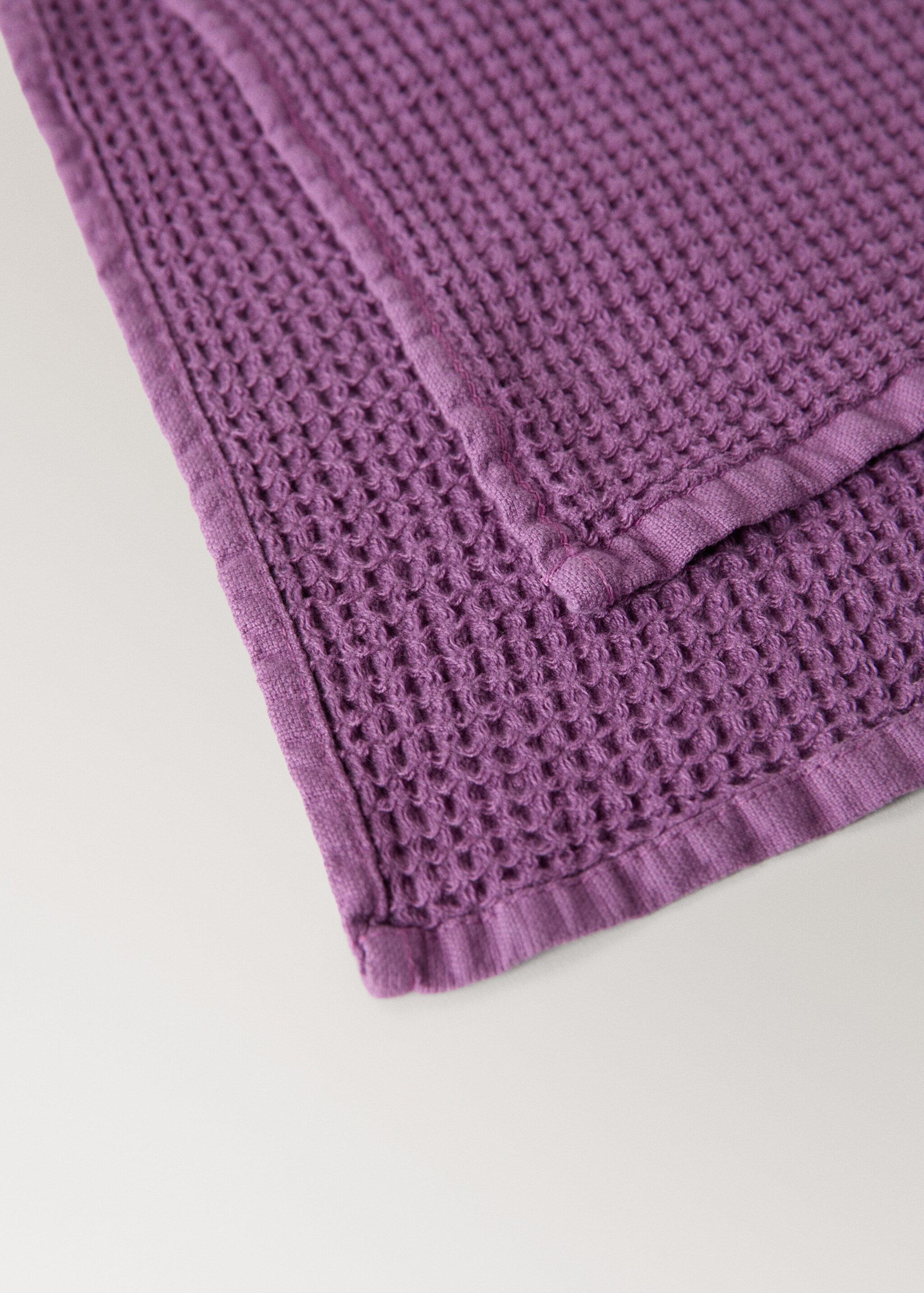 Cotton bath towel mini waffle garment-wash - Details of the article 2, Purple. Ref: 27001597-00.
