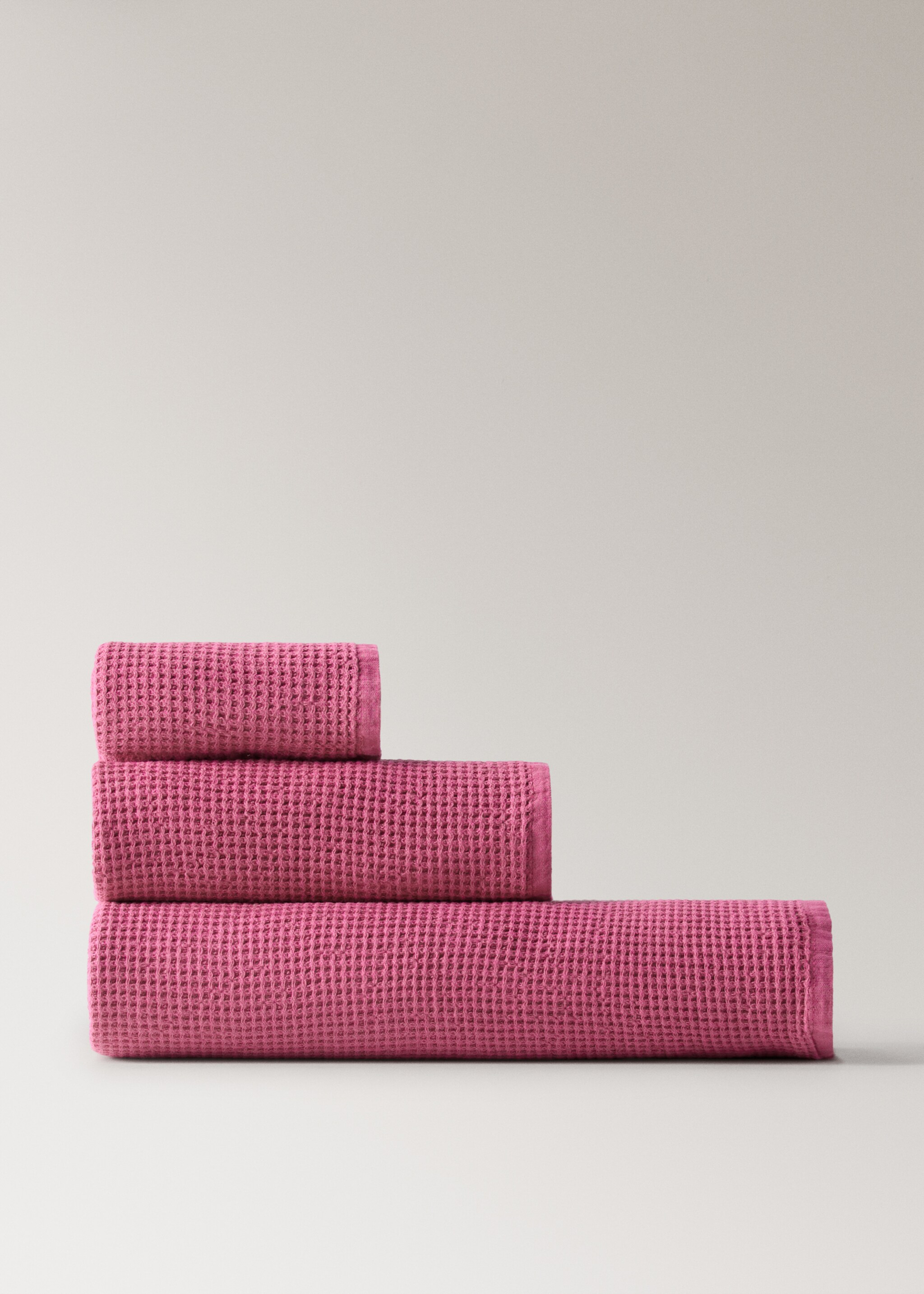 Badhanddoek van katoen met mini waffle-structuur, garment-washed - Artikel zonder model, Geraniumroze. Ref: 27001597-00.