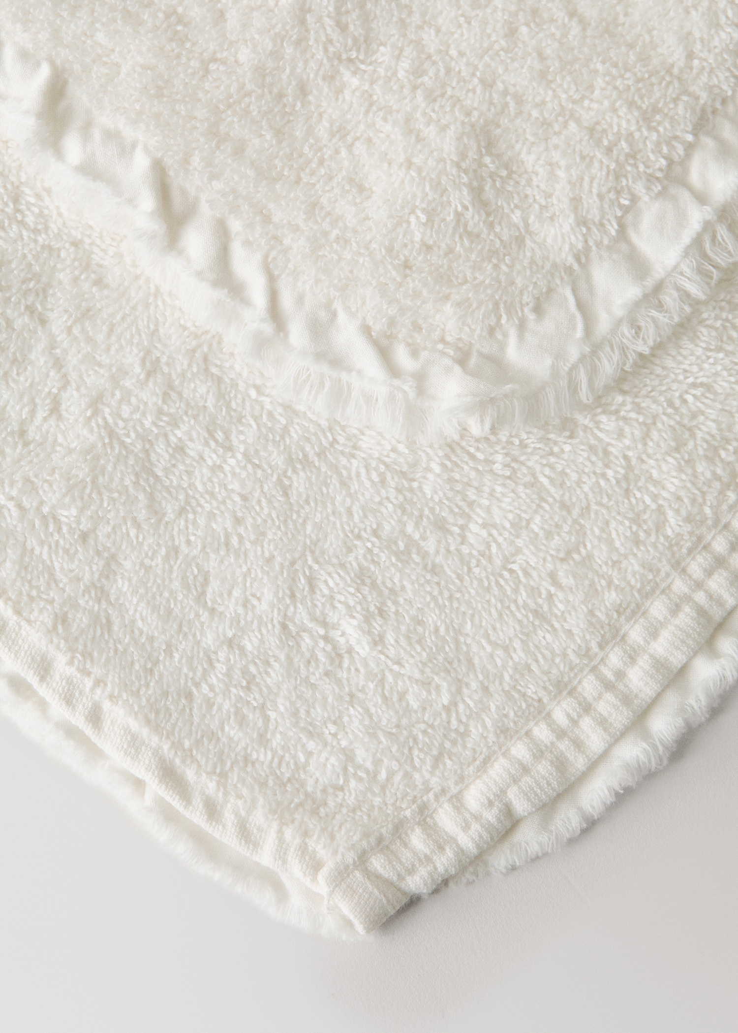 Cotton terry bath towel with frayed edge and flounce - Details of the article 2