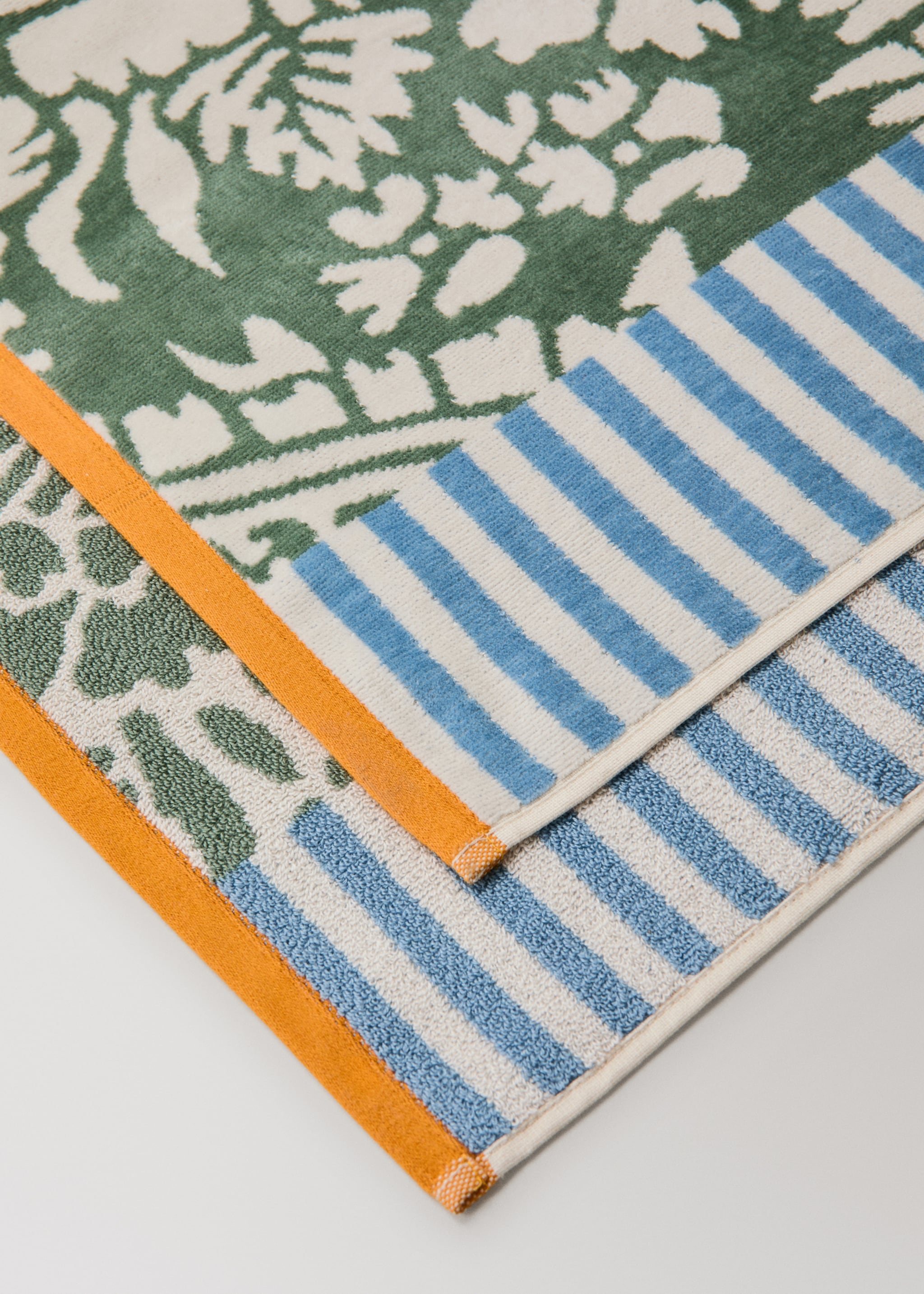 Multicoloured jacquard cotton terry bath towel - Details of the article 2, Emerald Green. Ref: 27001612-00.