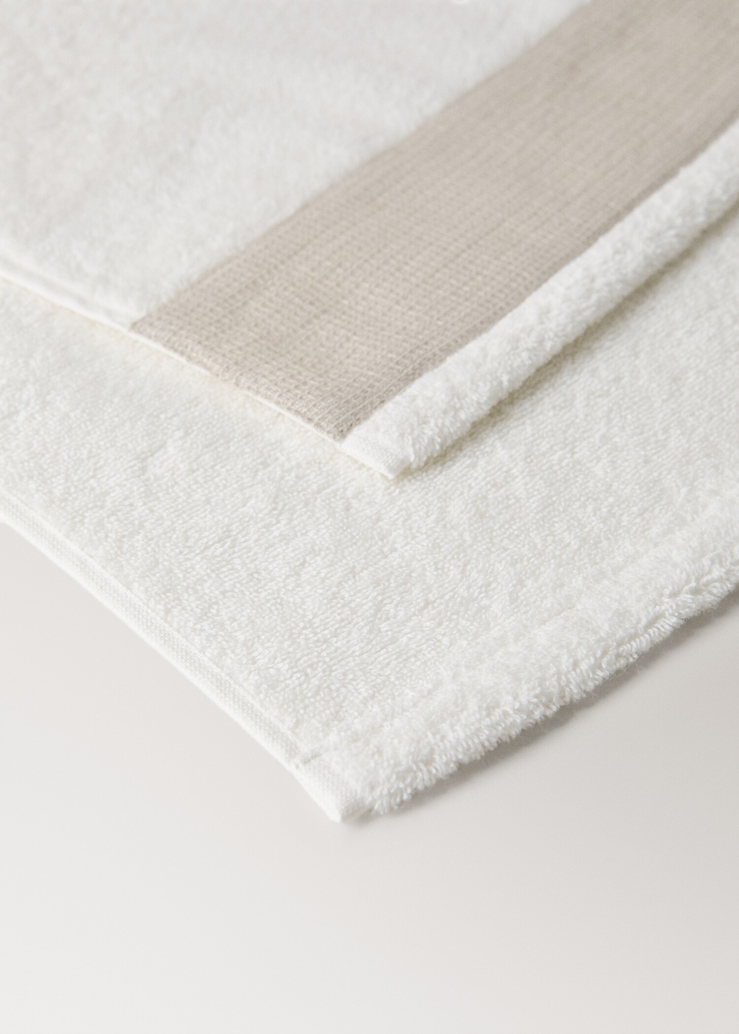 Cotton terry hand towel with linen edging - Details of the article 2