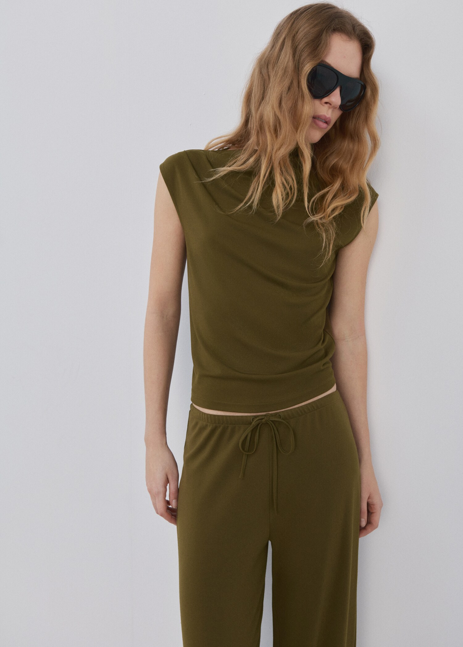 Camiseta cuello asimétrico fruncidos - Plano medio