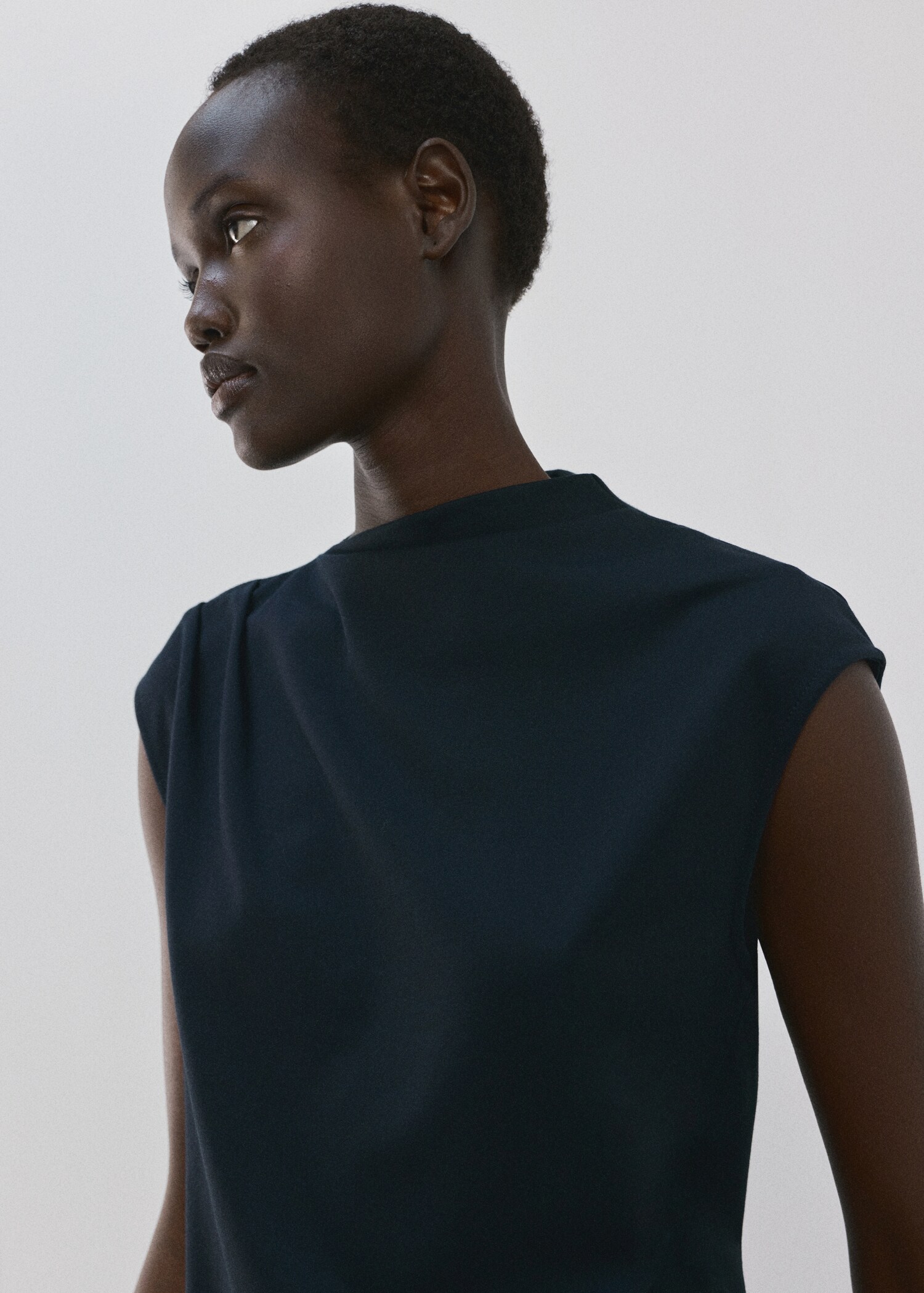 Camiseta cuello asimétrico fruncidos - Plano medio