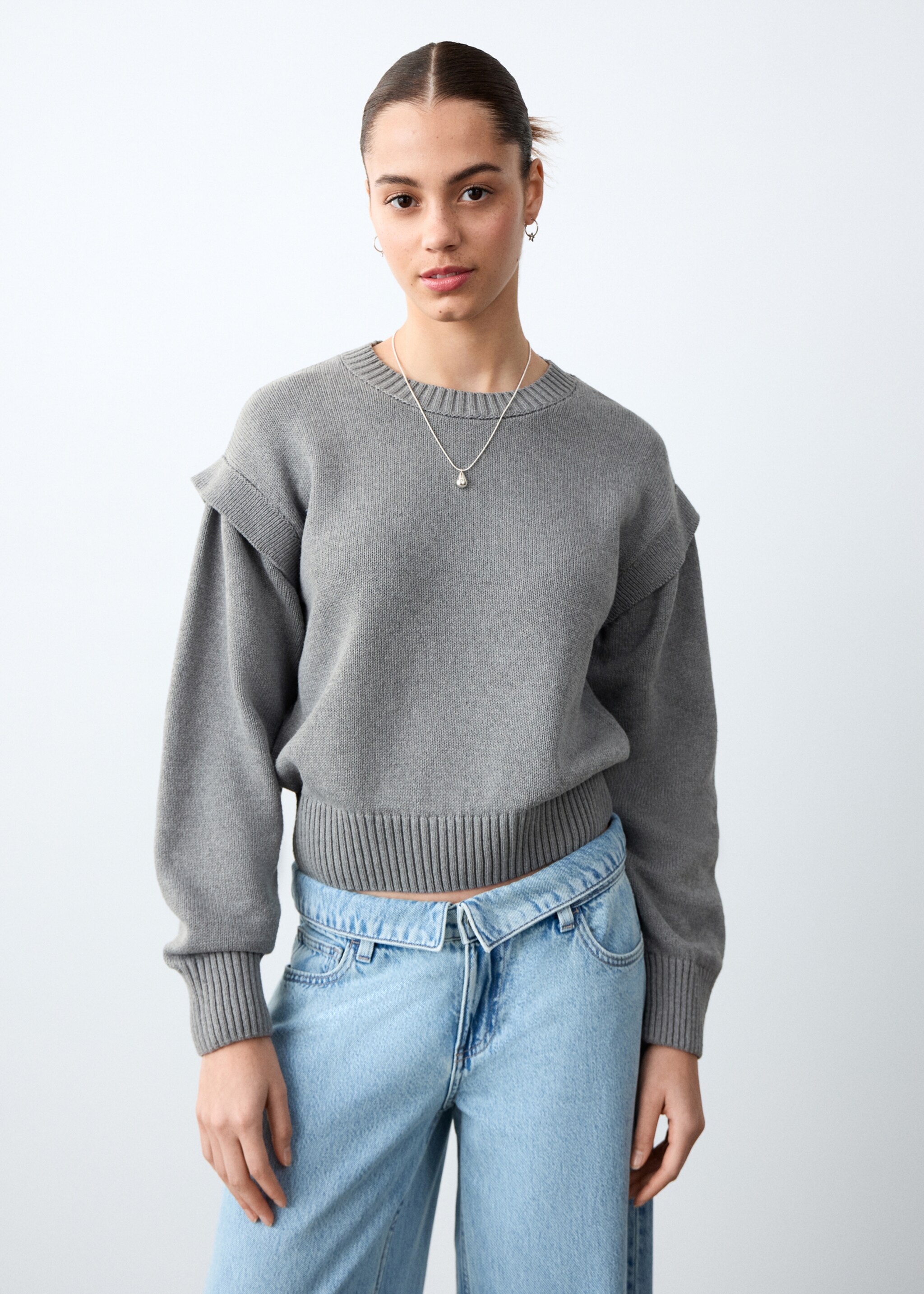Pull avec détails aux épaules - Plan moyen, Gris. Ref: 27002556-00.