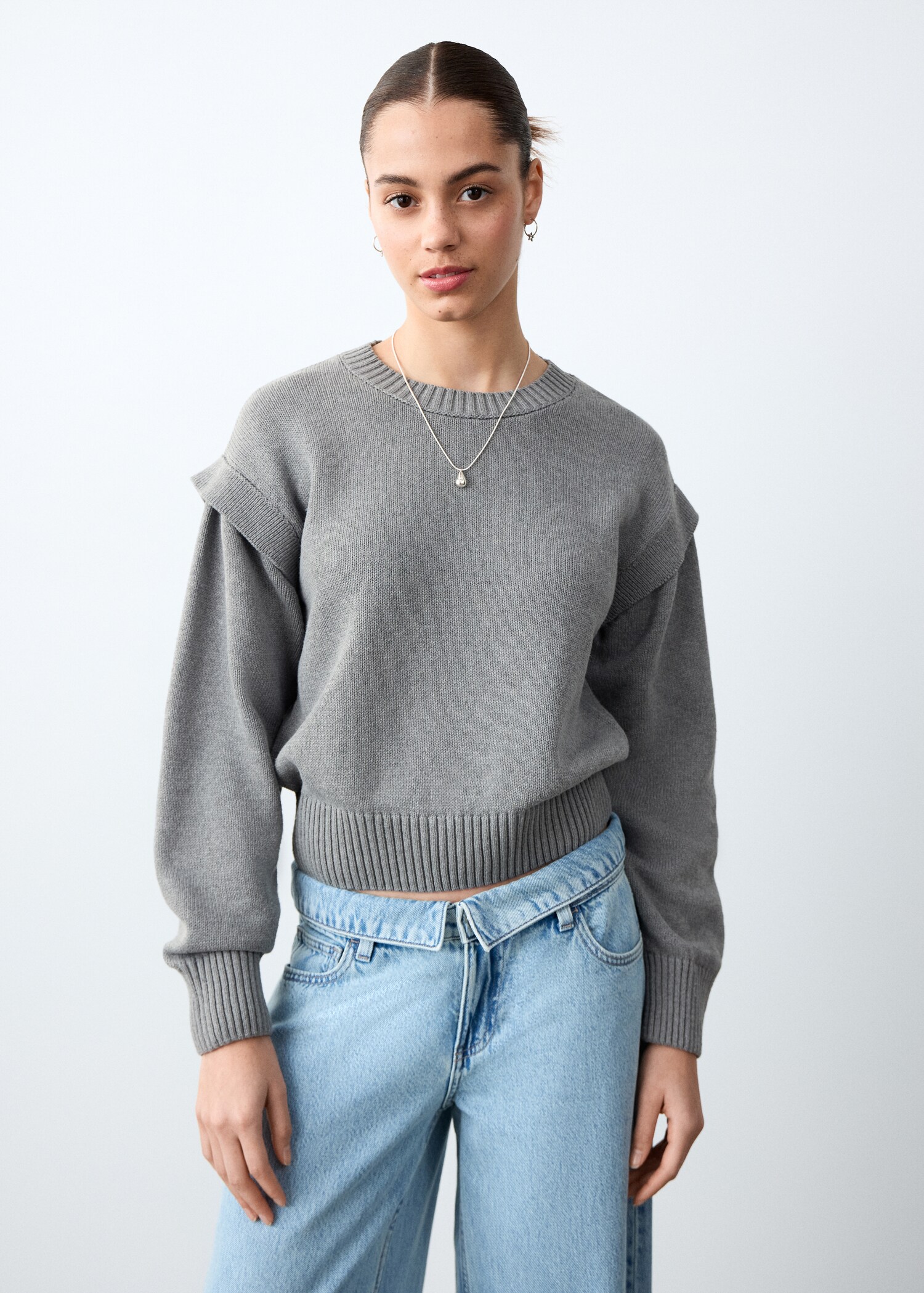Pull avec détails aux épaules - Plan moyen