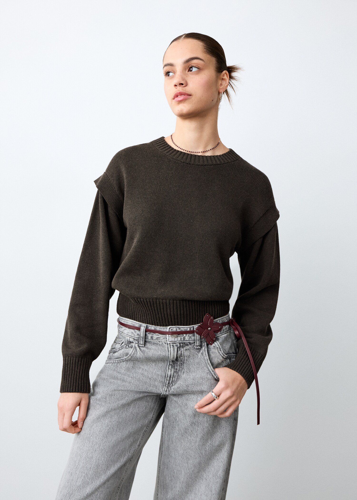 Pull avec détails aux épaules - Plan moyen