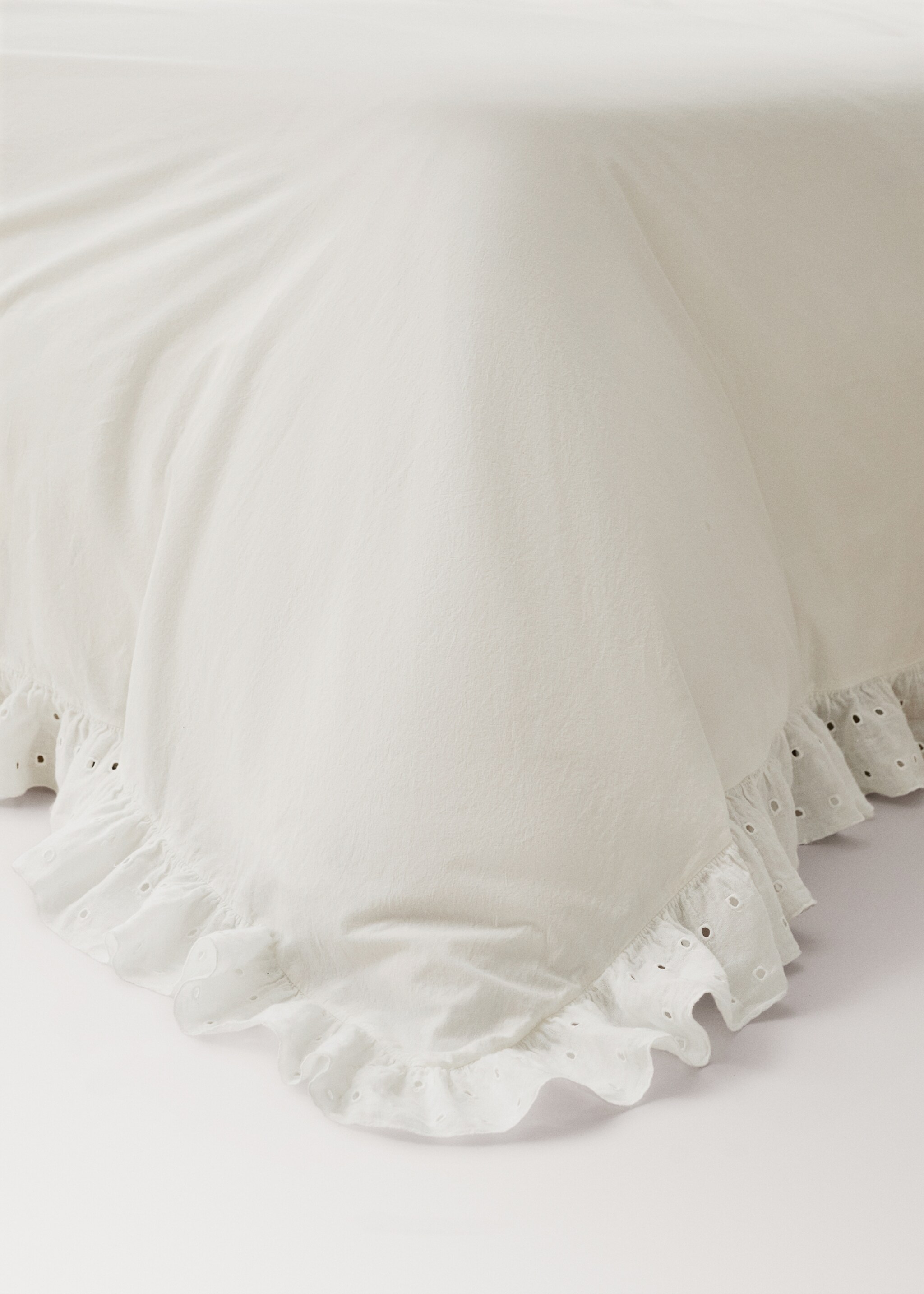 Cotton garment-dyed duvet cover with linen ruffle for 150/160 cm bed - Details of the article 8, Off White. Ref: 27002938-00.