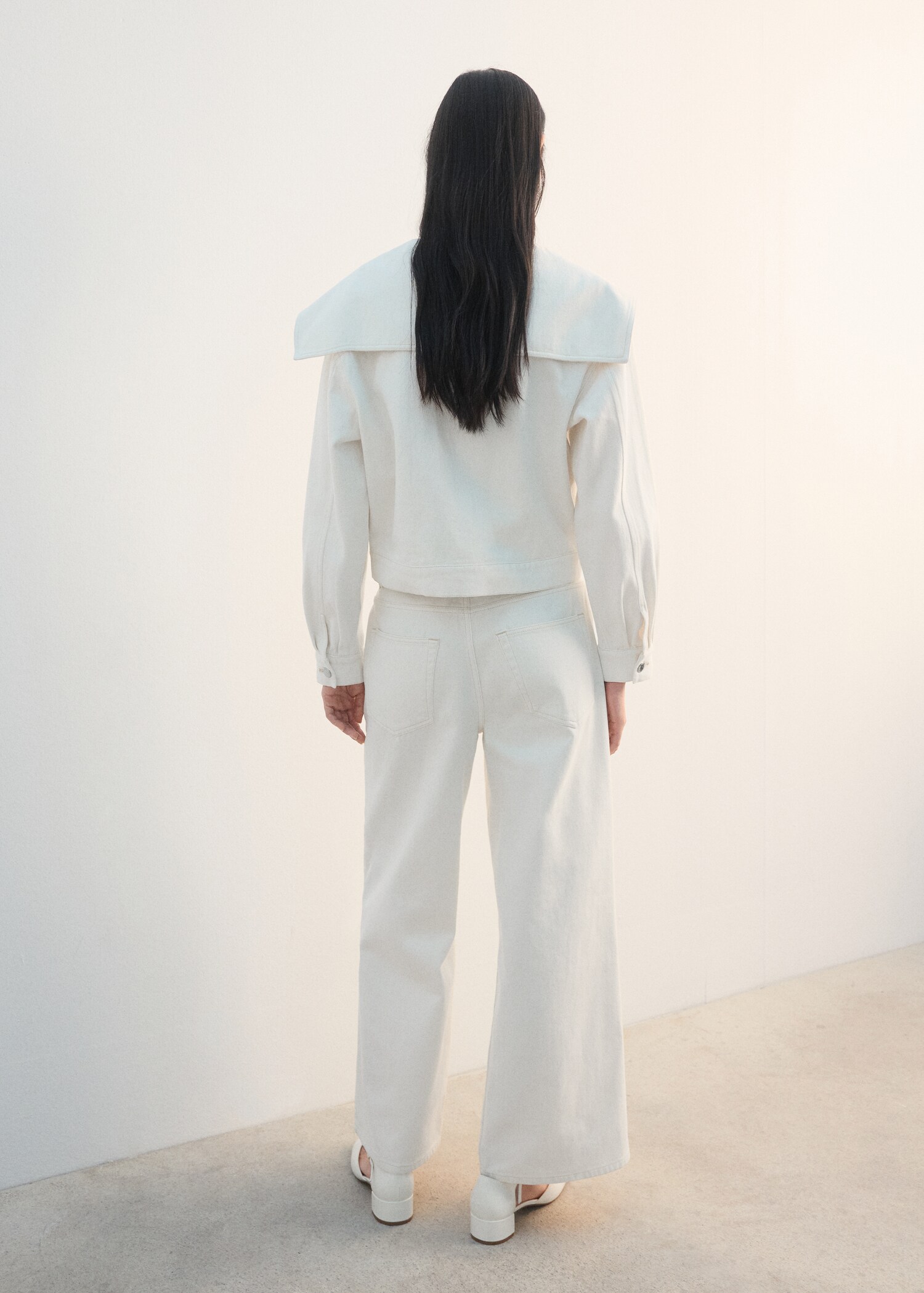 Wide leg mid-rise jeans - Reverse of the article