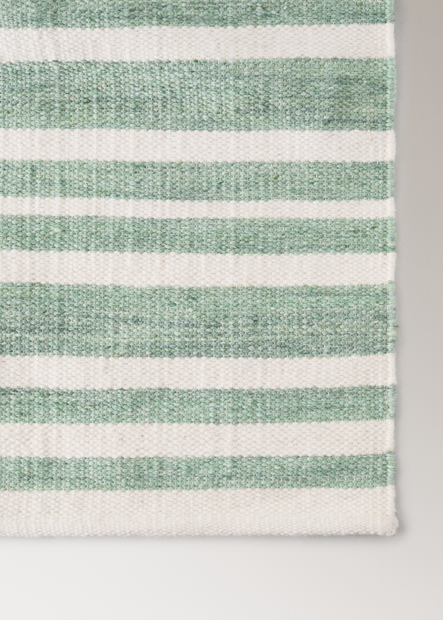 Dvoubarevný pruhovaný koberec z vlny - Detail zboží 2