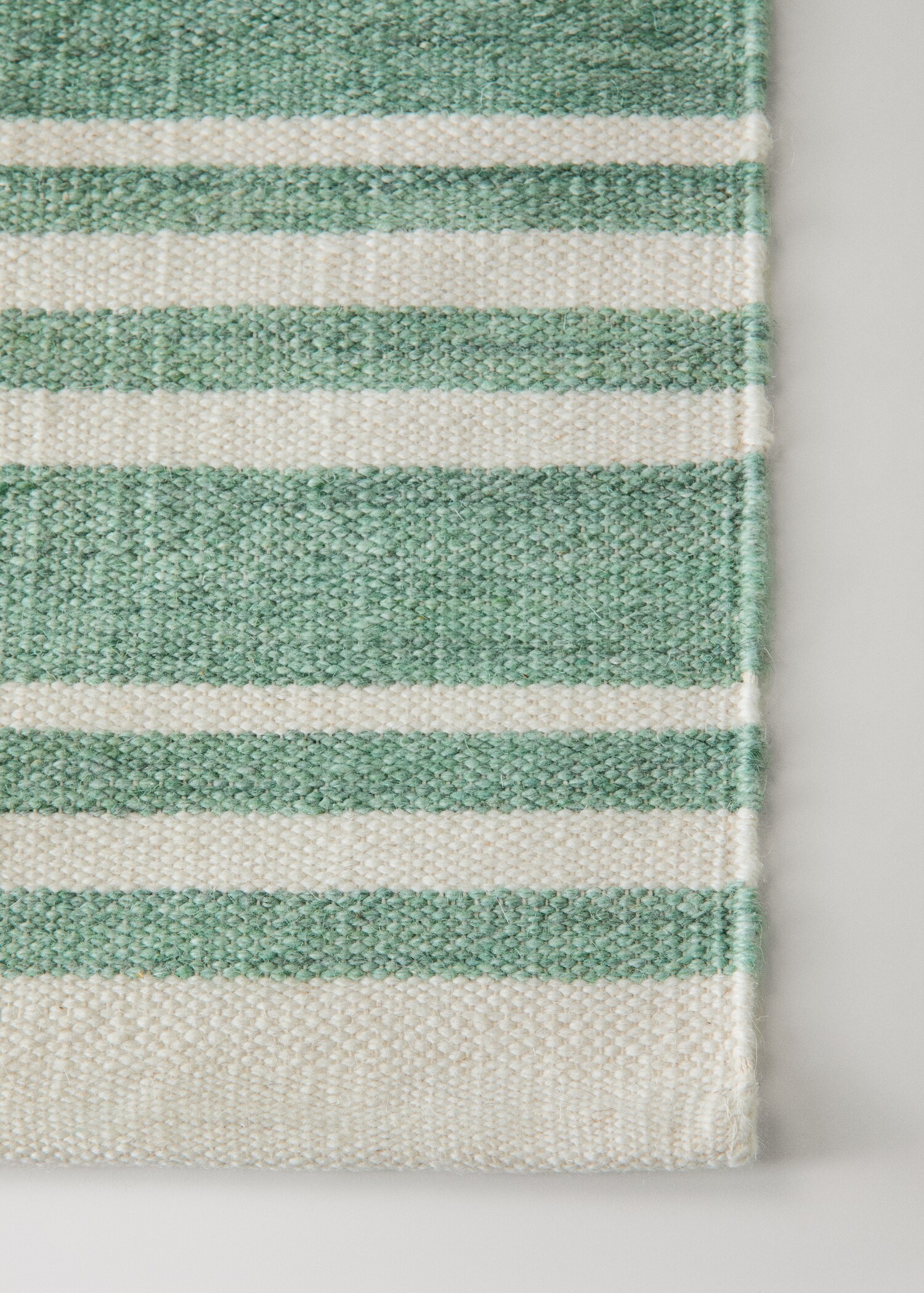 Large wool striped rug - Details of the article 2