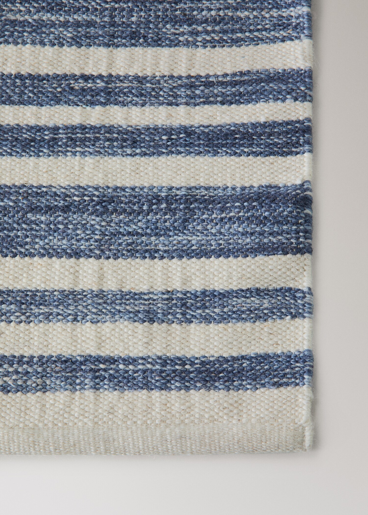Large wool striped rug - Details of the article 2