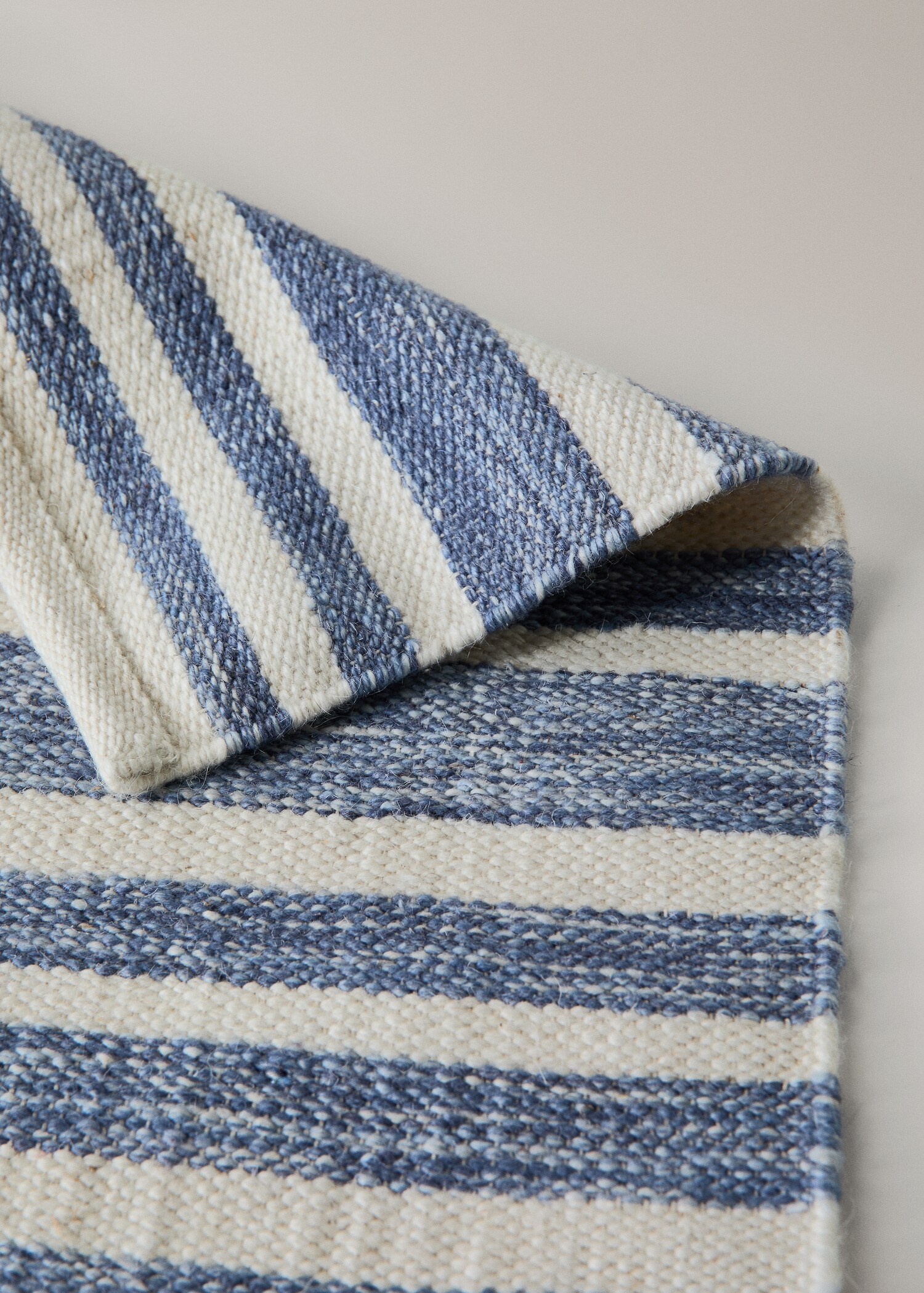 Large wool striped rug - Details of the article 3