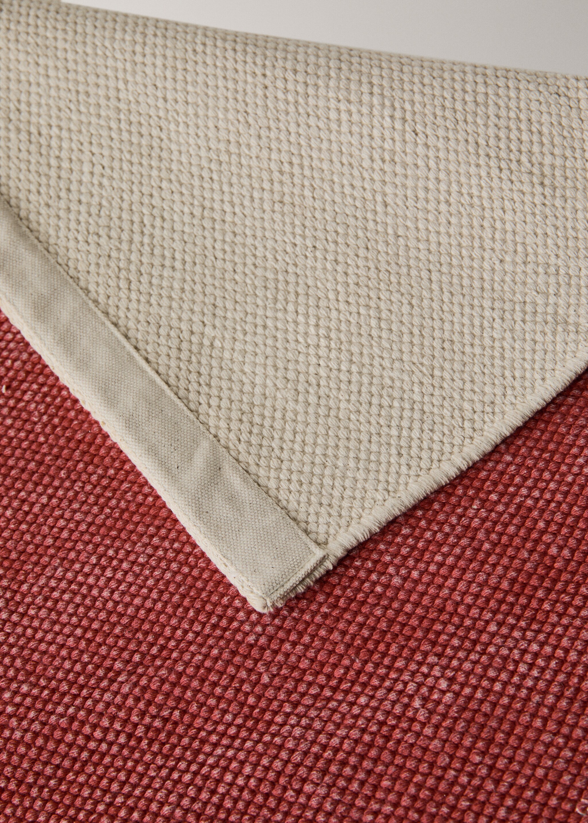 Bicolour printed cotton carpet - Details of the article 3, Red. Ref: 27003285-00.