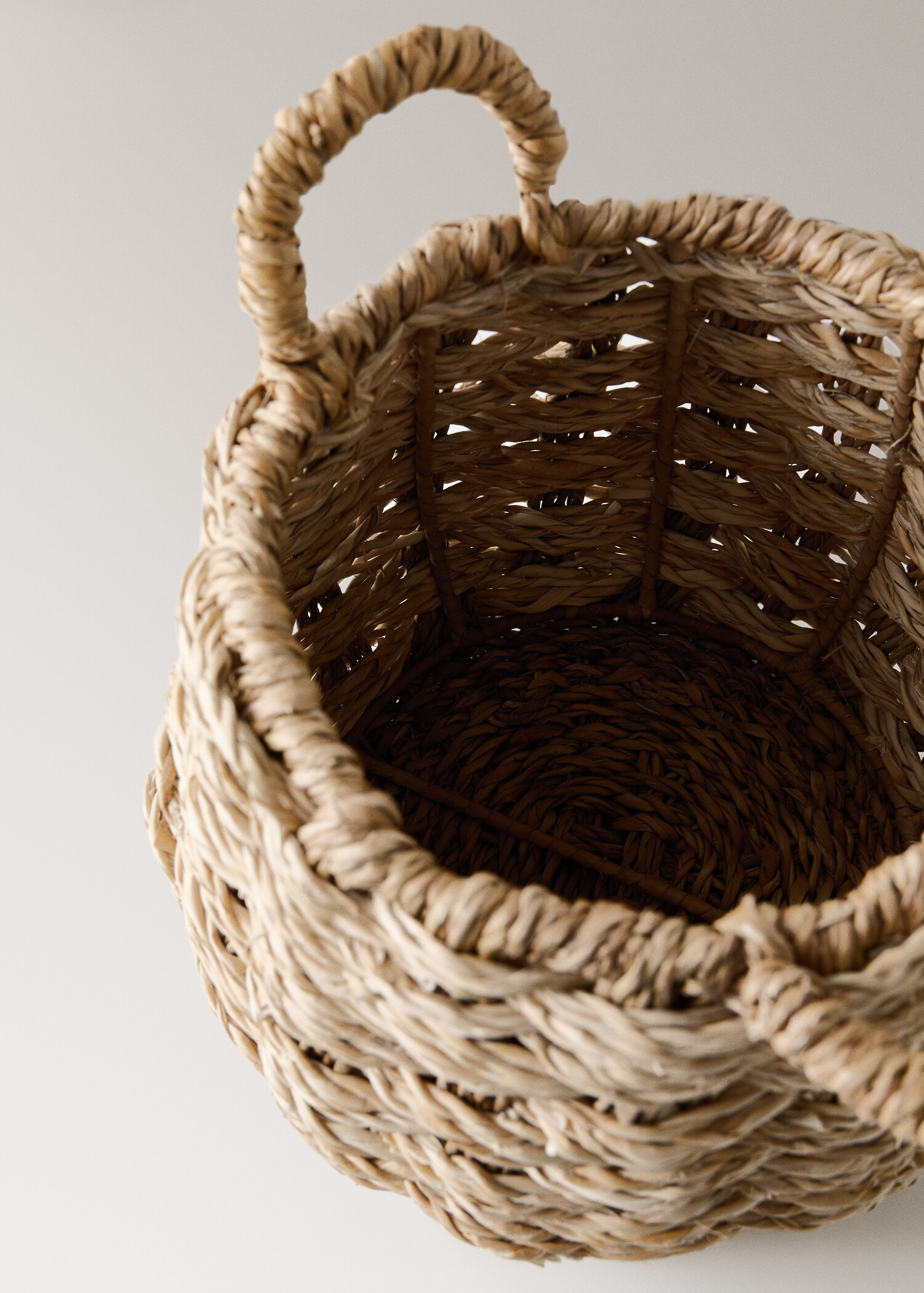 Medium round seagrass basket with handles - Details of the article 3