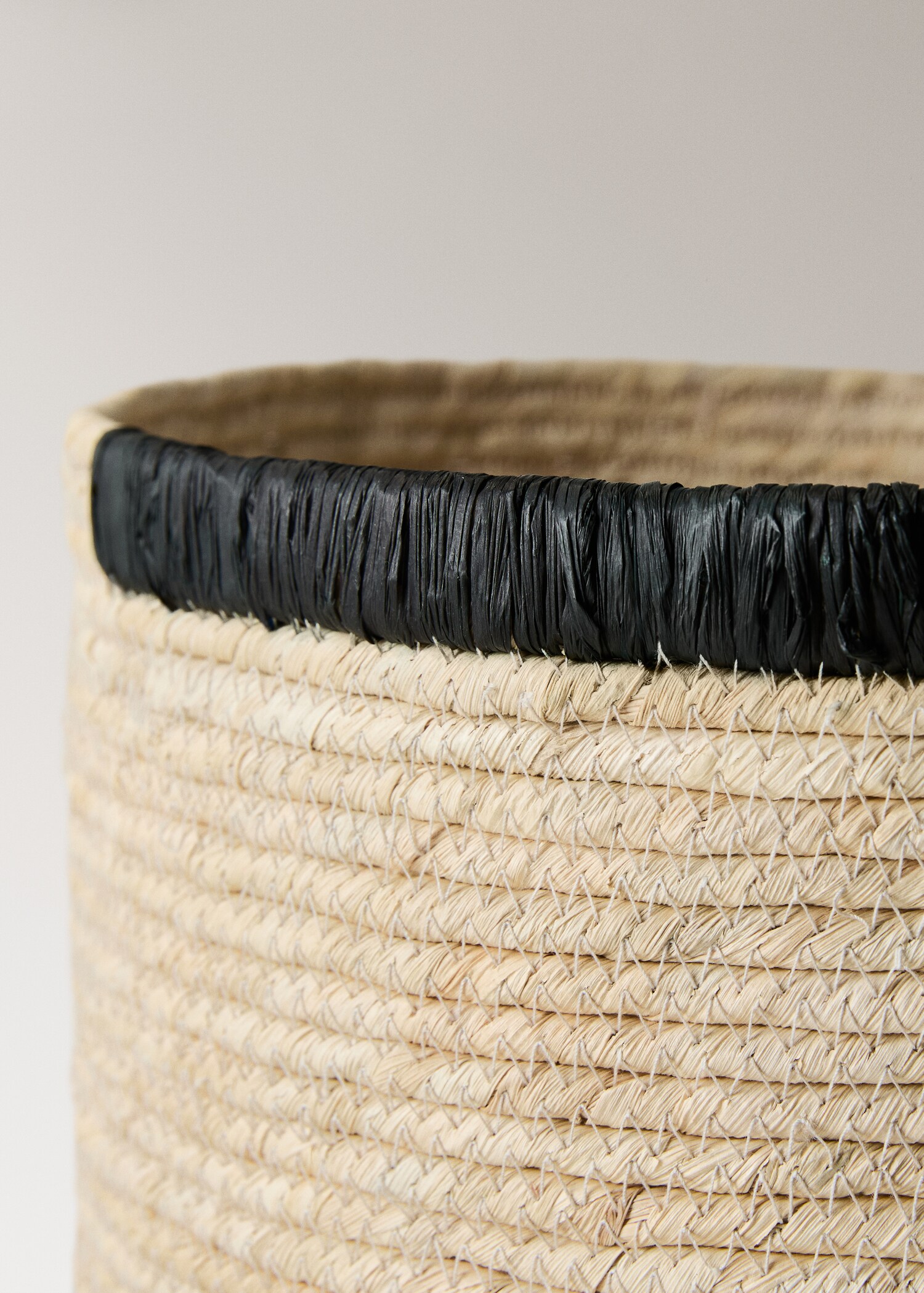 Large basket with embroidered detail - Details of the article 2