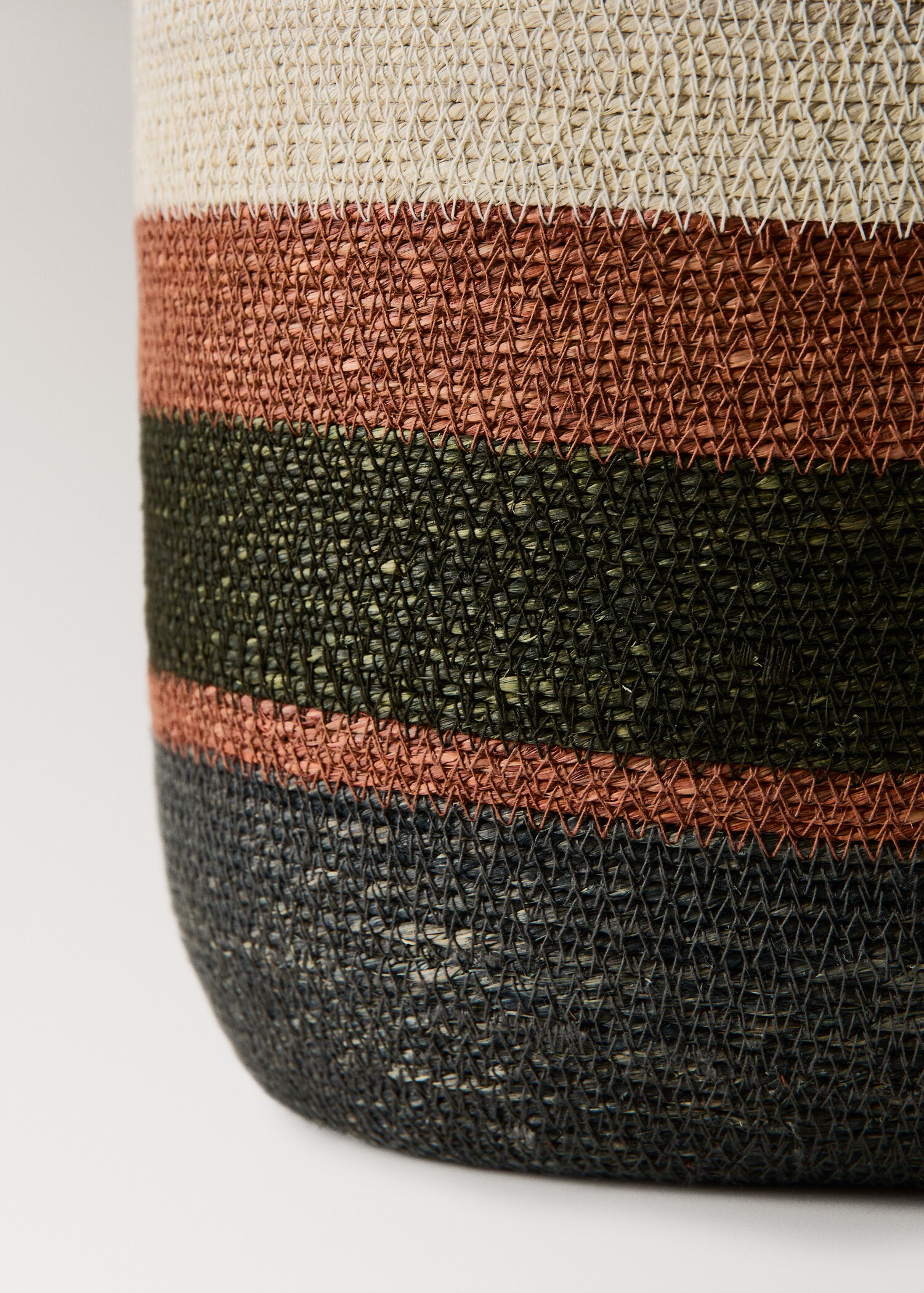 Small oval basket striped handles - Details of the article 2