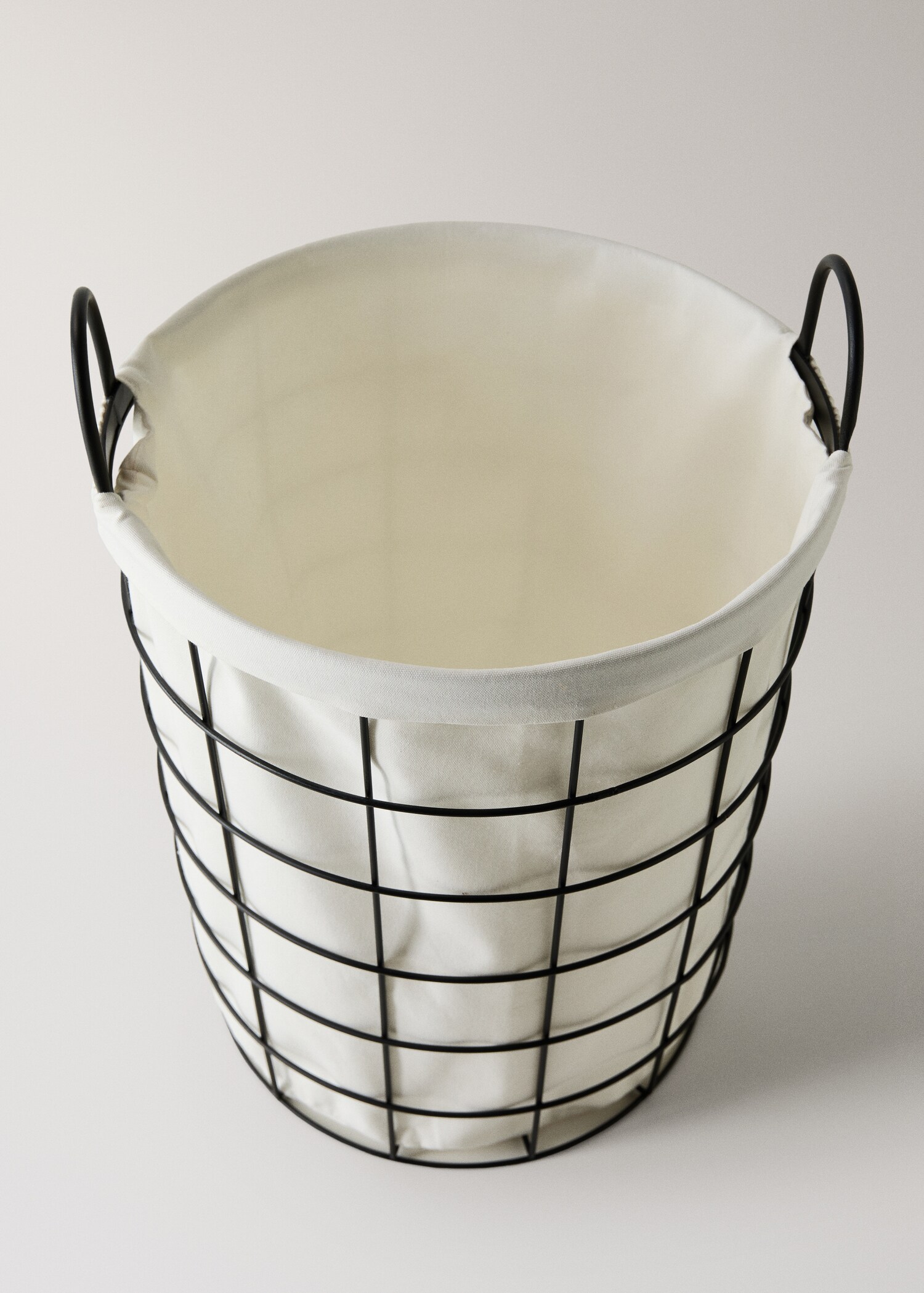 Metal mesh basket with fabric interior - Details of the article 3