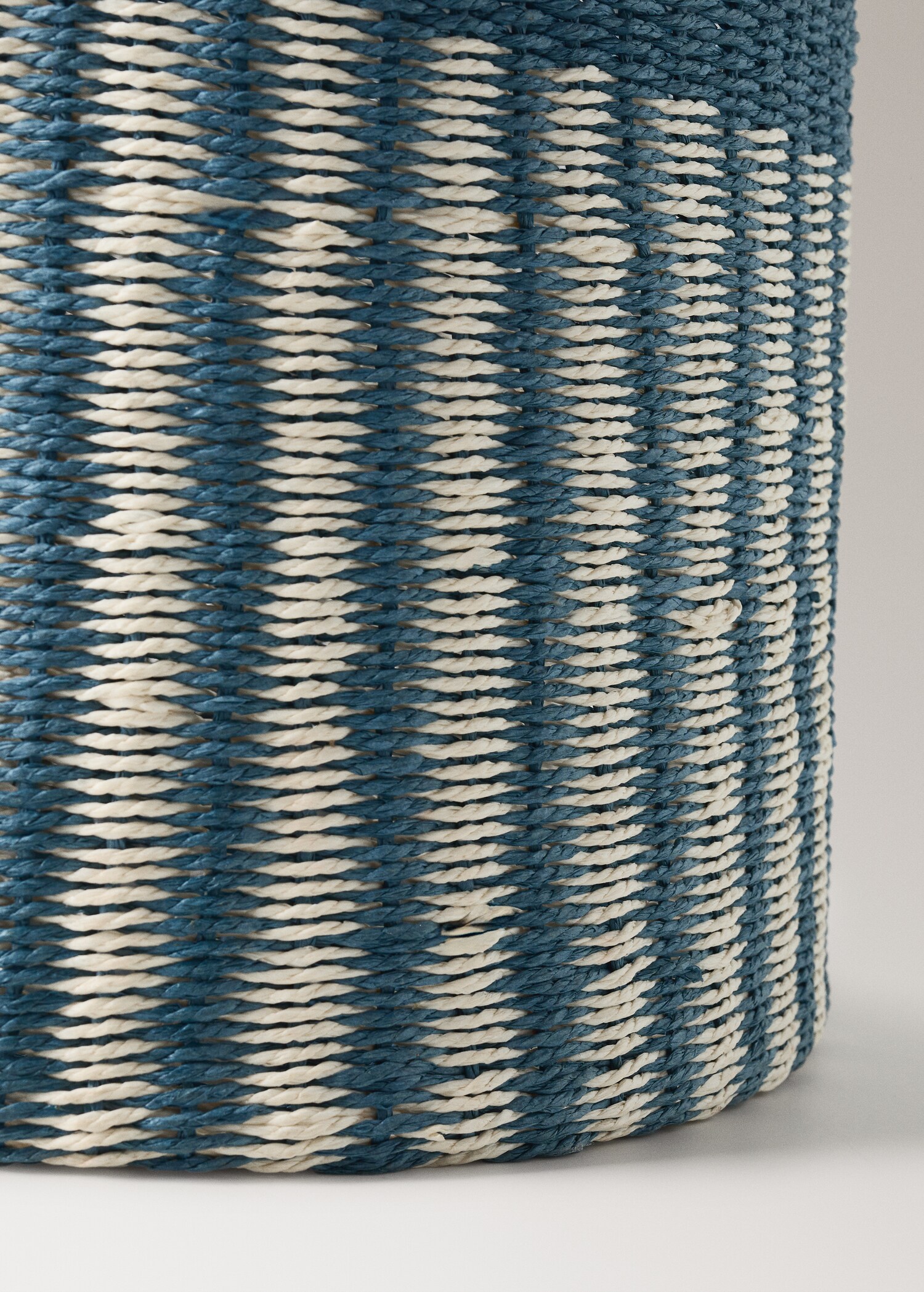 Striped paper basket with big lid - Details of the article 2