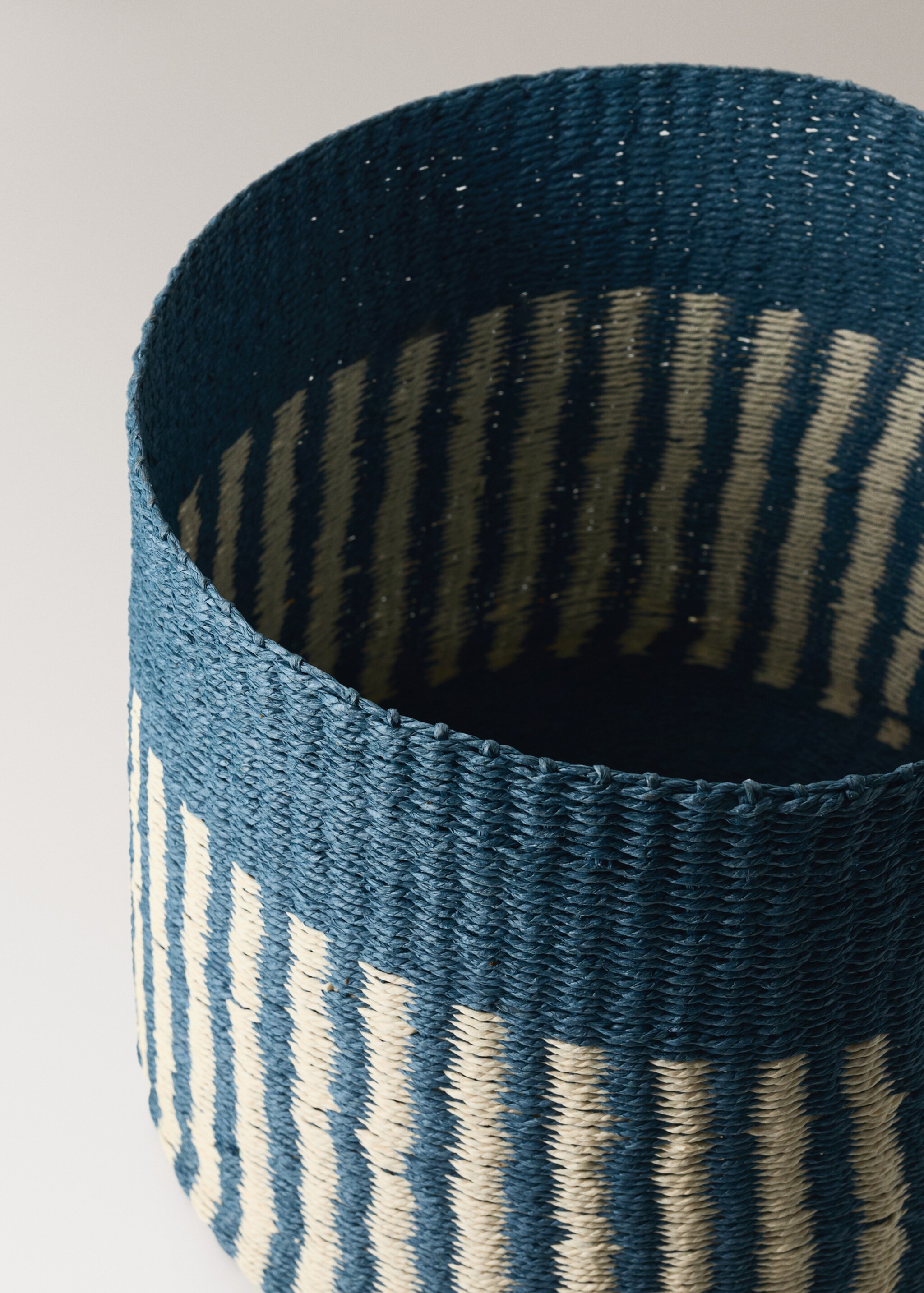 Striped paper basket with big lid - Details of the article 3, Indigo Blue. Ref: 27003304-00.