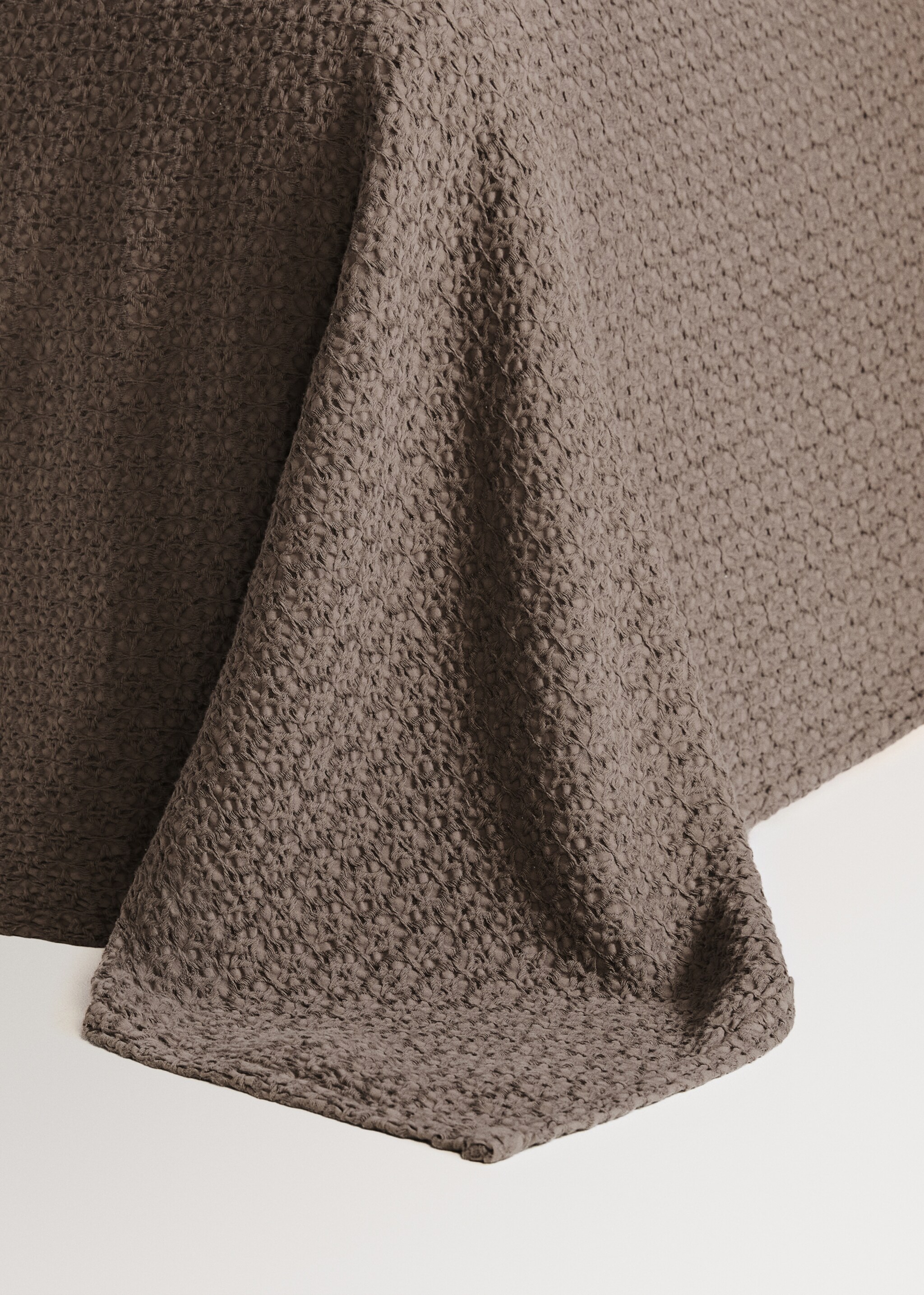 Waffle cotton garment-dyed bedspread for 135/140cm bed - Details of the article 8, Coffee. Ref: 27003309-00.