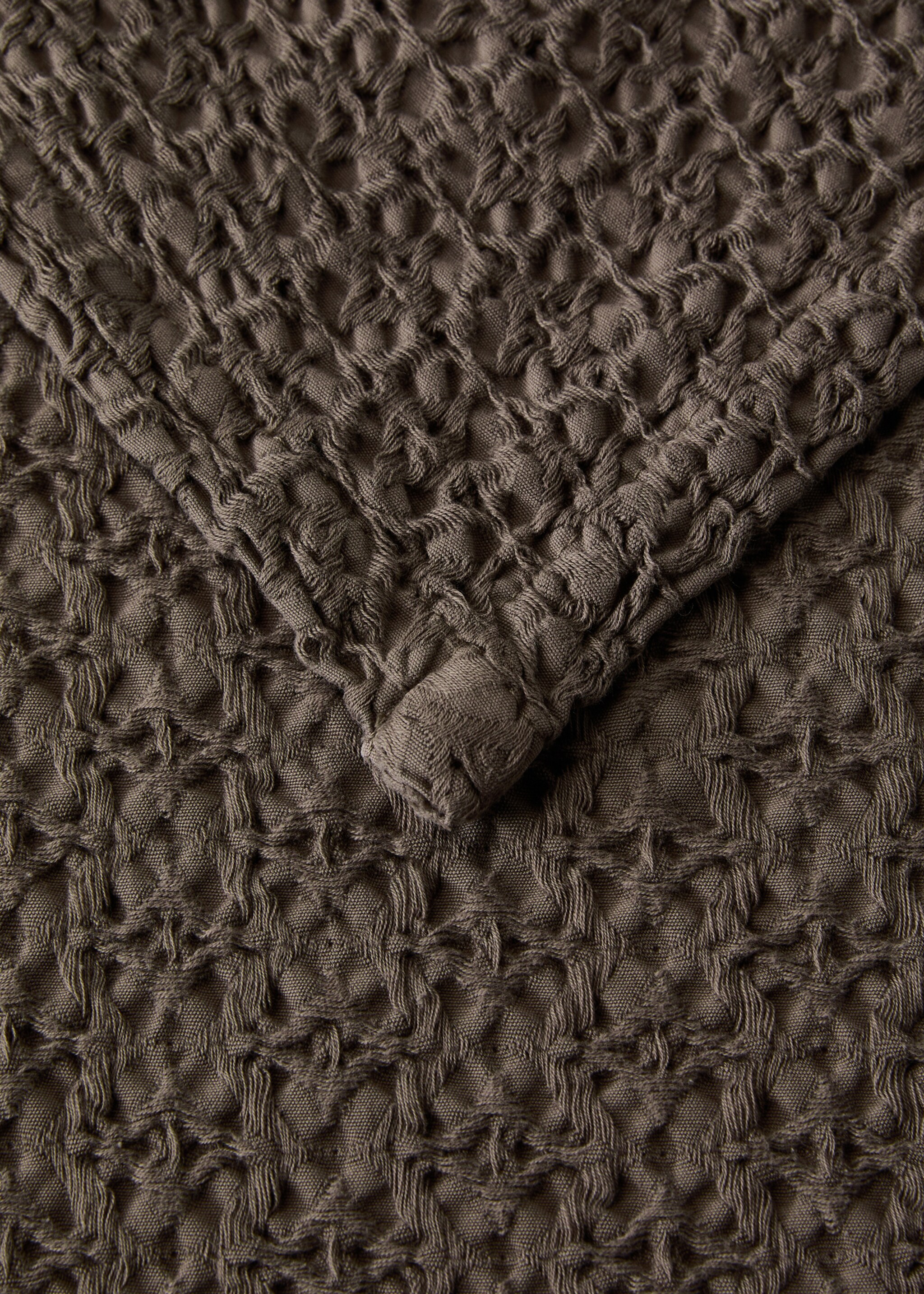Přehoz z bavlny garment-dyed s vaflovou strukturou, na postel 180/200 cm - Detail zboží 2, Kávová. Ref: 27003310-00.