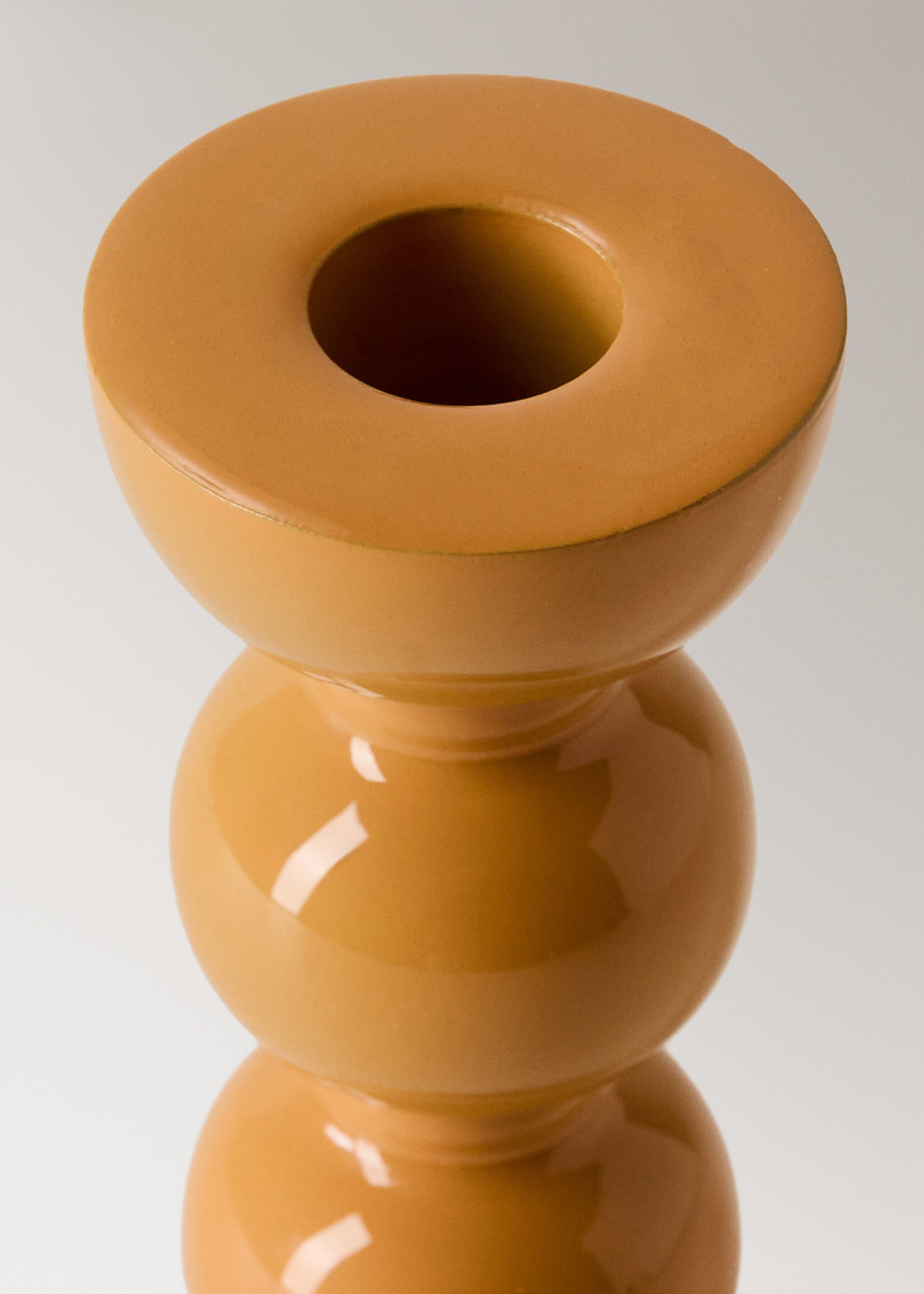 Středně velký kovový svícen - Detail zboží 1, Zlatá. Ref: 27003319-00.