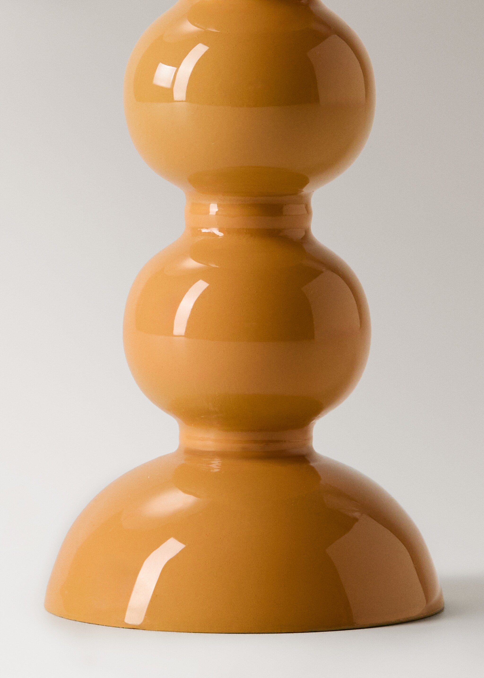 Středně velký kovový svícen - Detail zboží 2, Zlatá. Ref: 27003319-00.