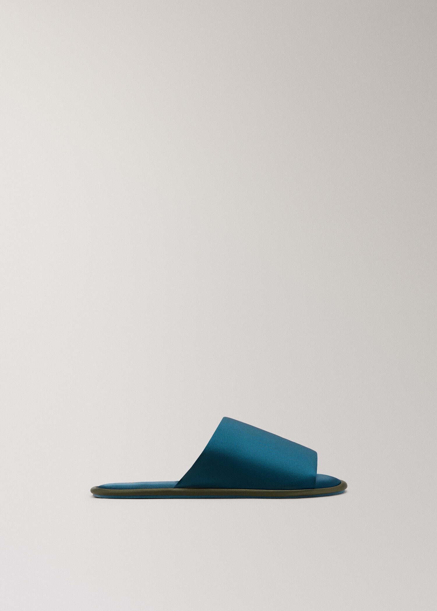 Mules satinées avec passepoil contrastant en satin - Article sans modèle