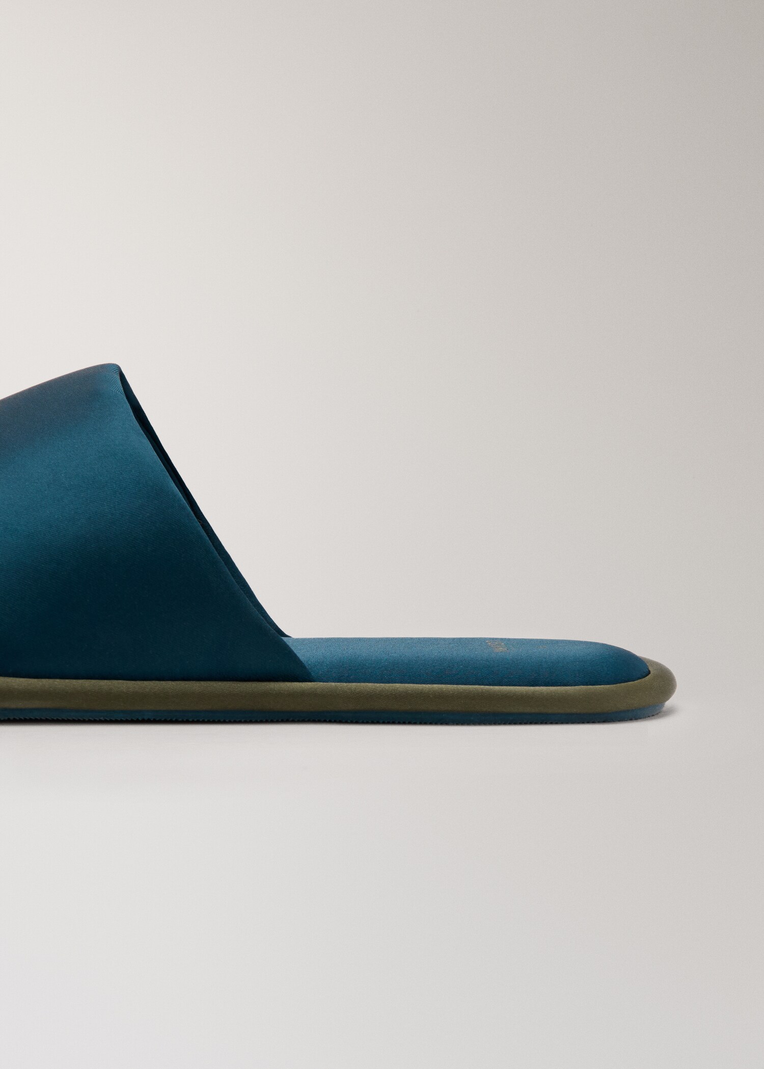 Mules satinées avec passepoil contrastant en satin - Détail de l'article 1